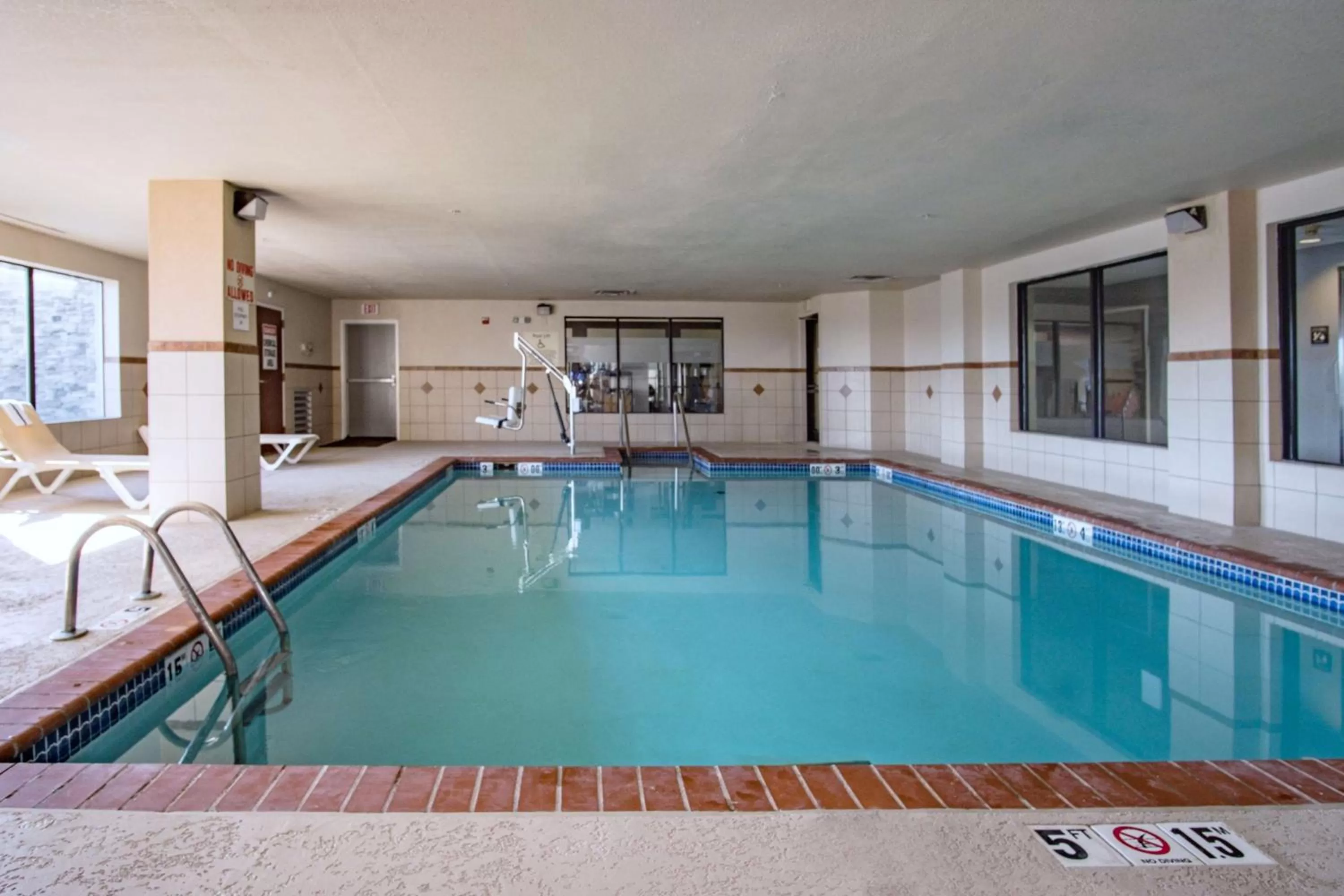 Swimming pool in Hampton Inn Oklahoma City/Yukon
