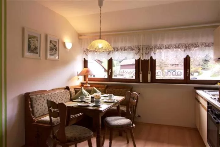 Kitchen or kitchenette, Restaurant/Places to Eat in Gasthaus Zur Linde