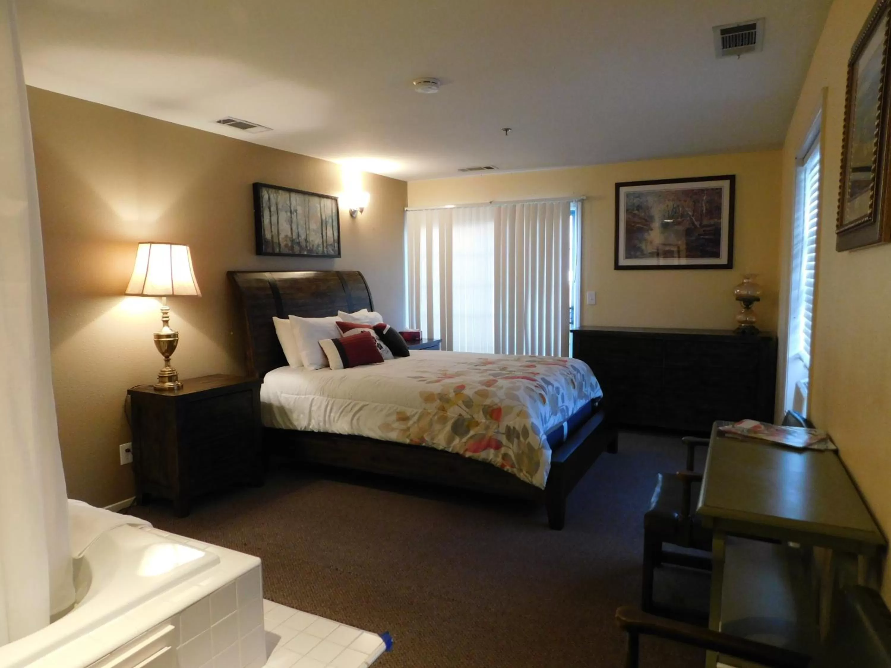 Bed in Freeport Wine Country Inn