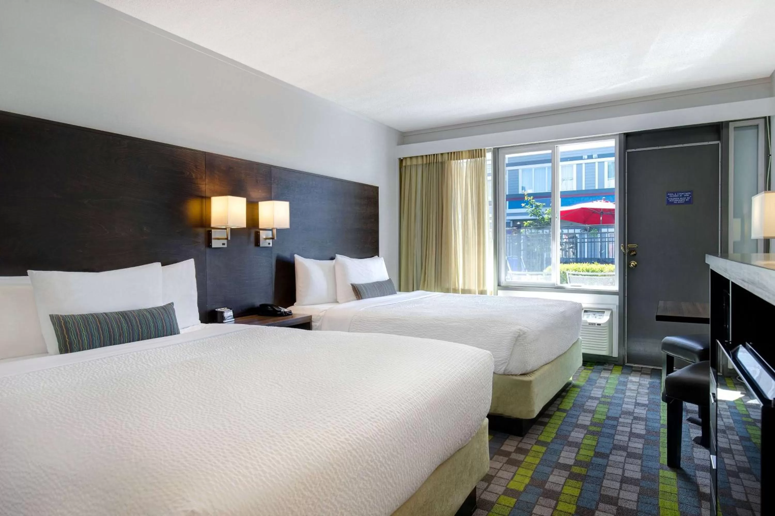 Photo of the whole room, Bed in Days Inn by Wyndham Victoria Airport Sidney