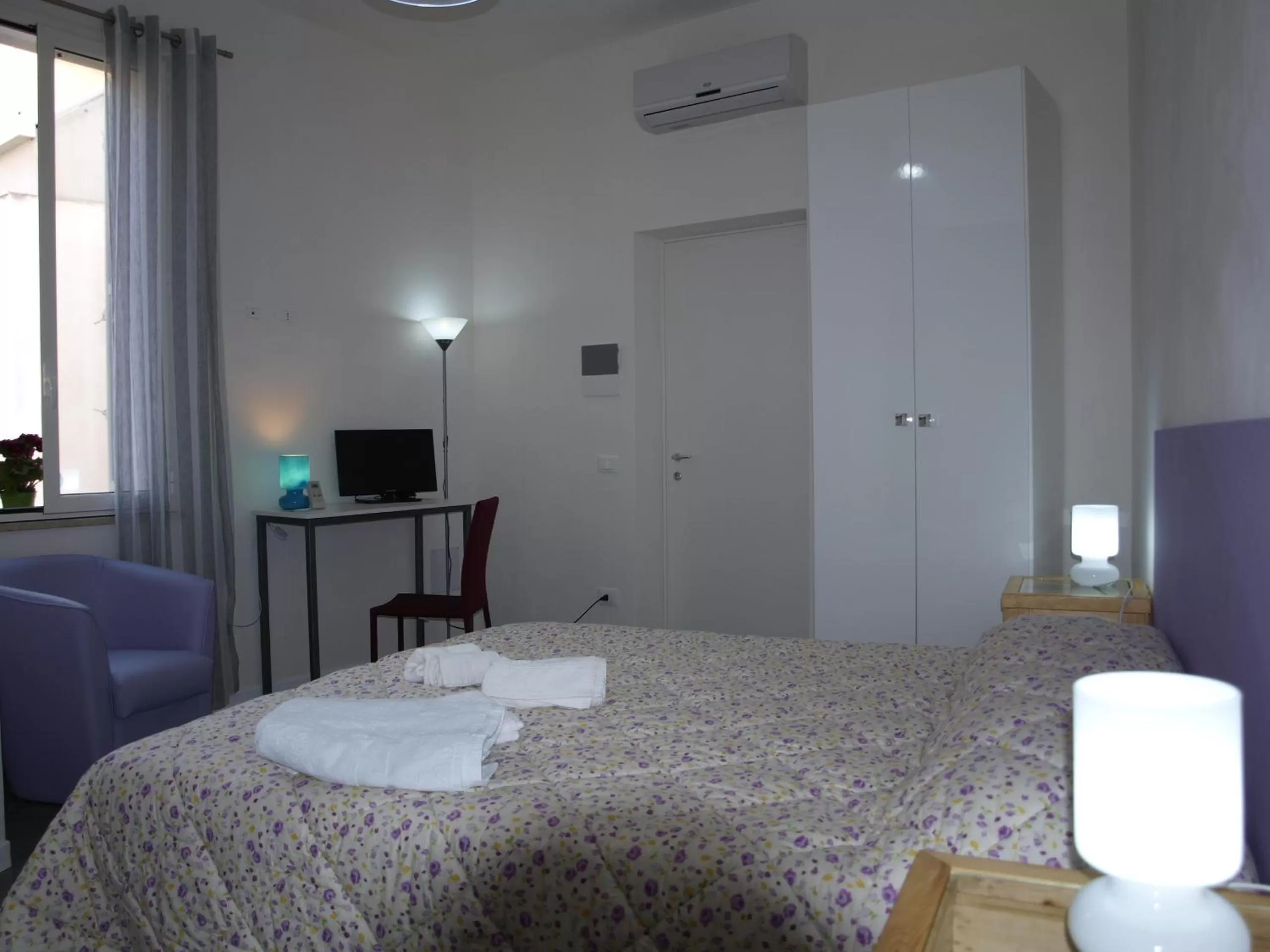 Photo of the whole room, Bed in Dafne Marsala Centro