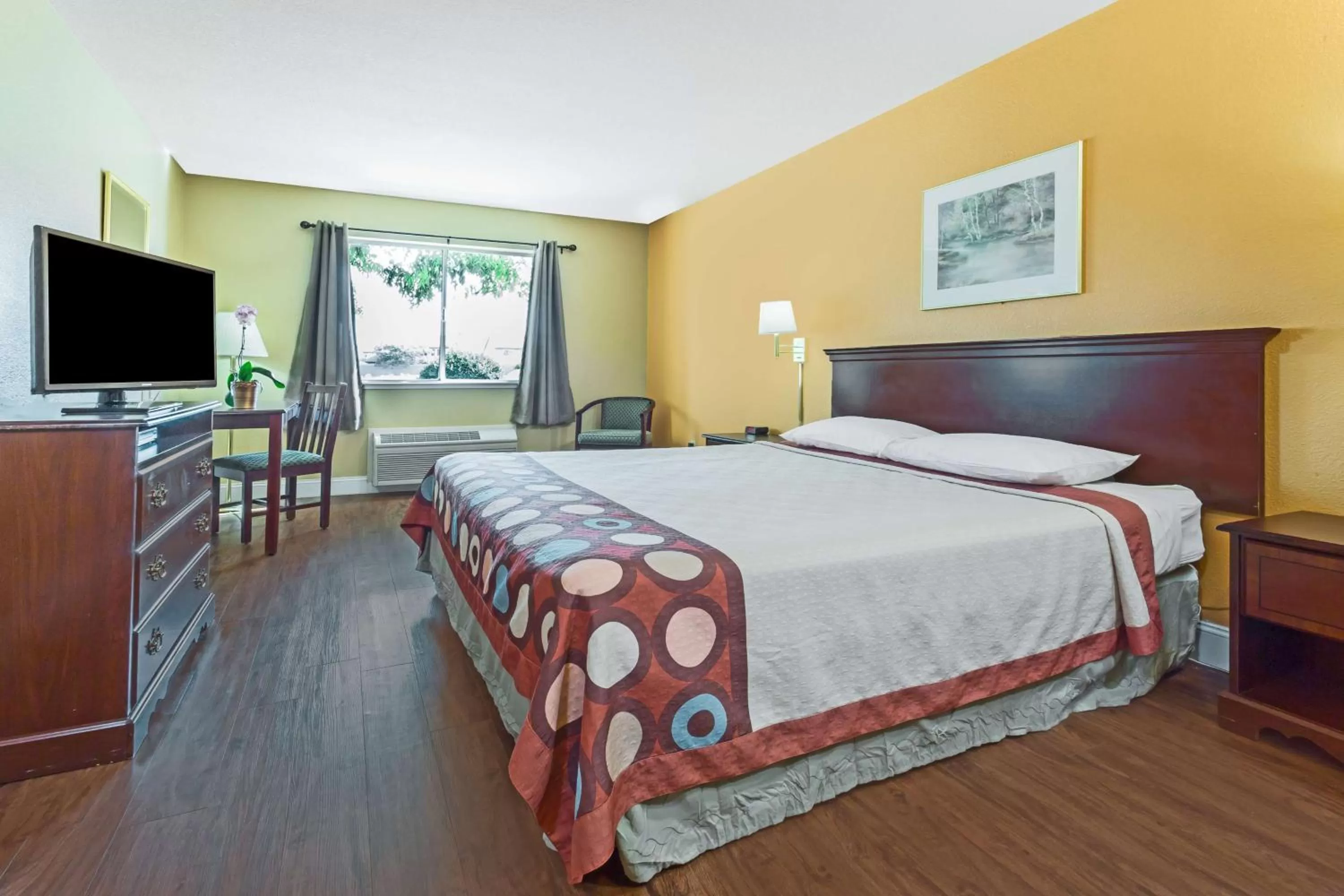 Photo of the whole room in Harvest Inn Dixon UC Davis