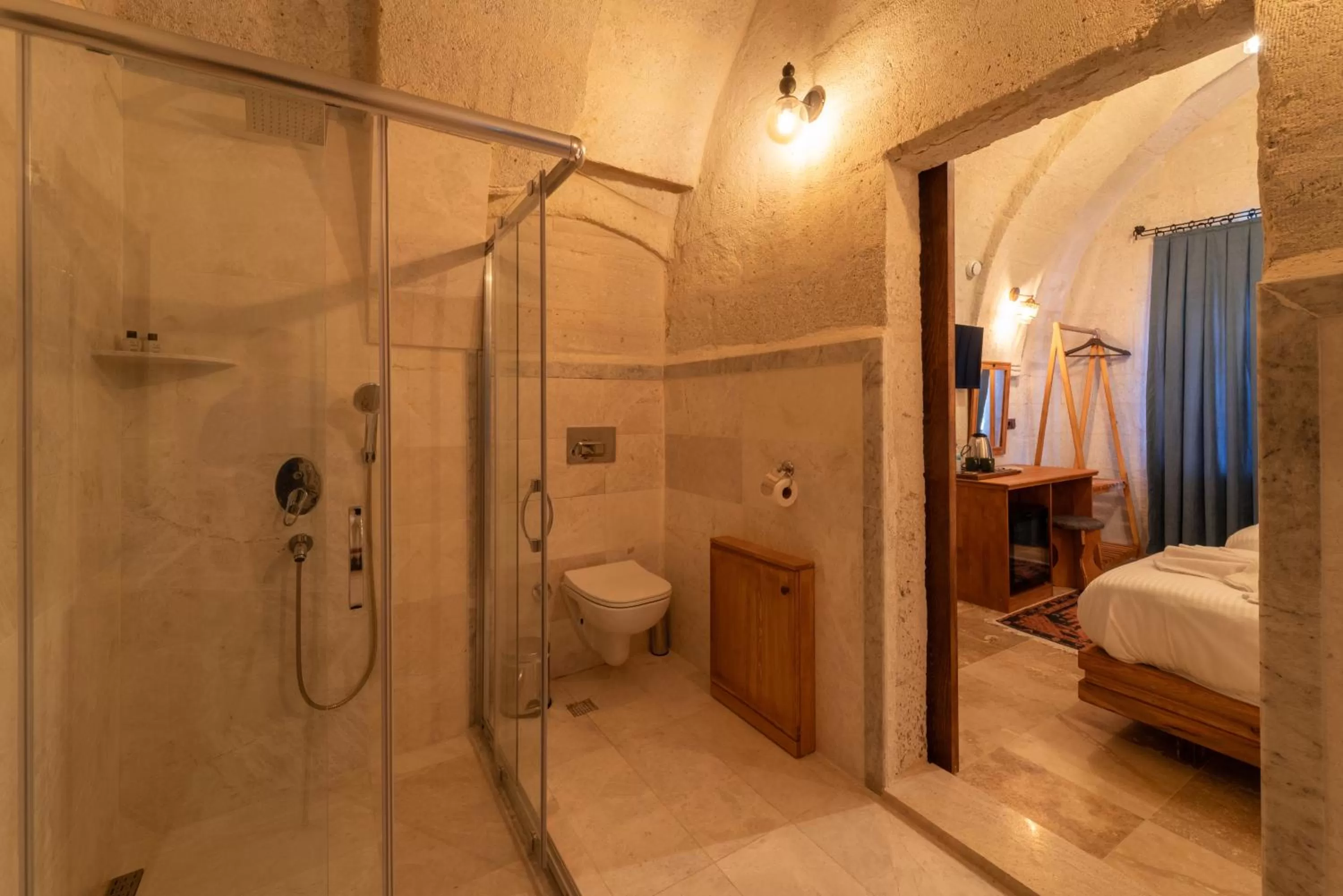 Shower, Bed in Göreme Escape Cave