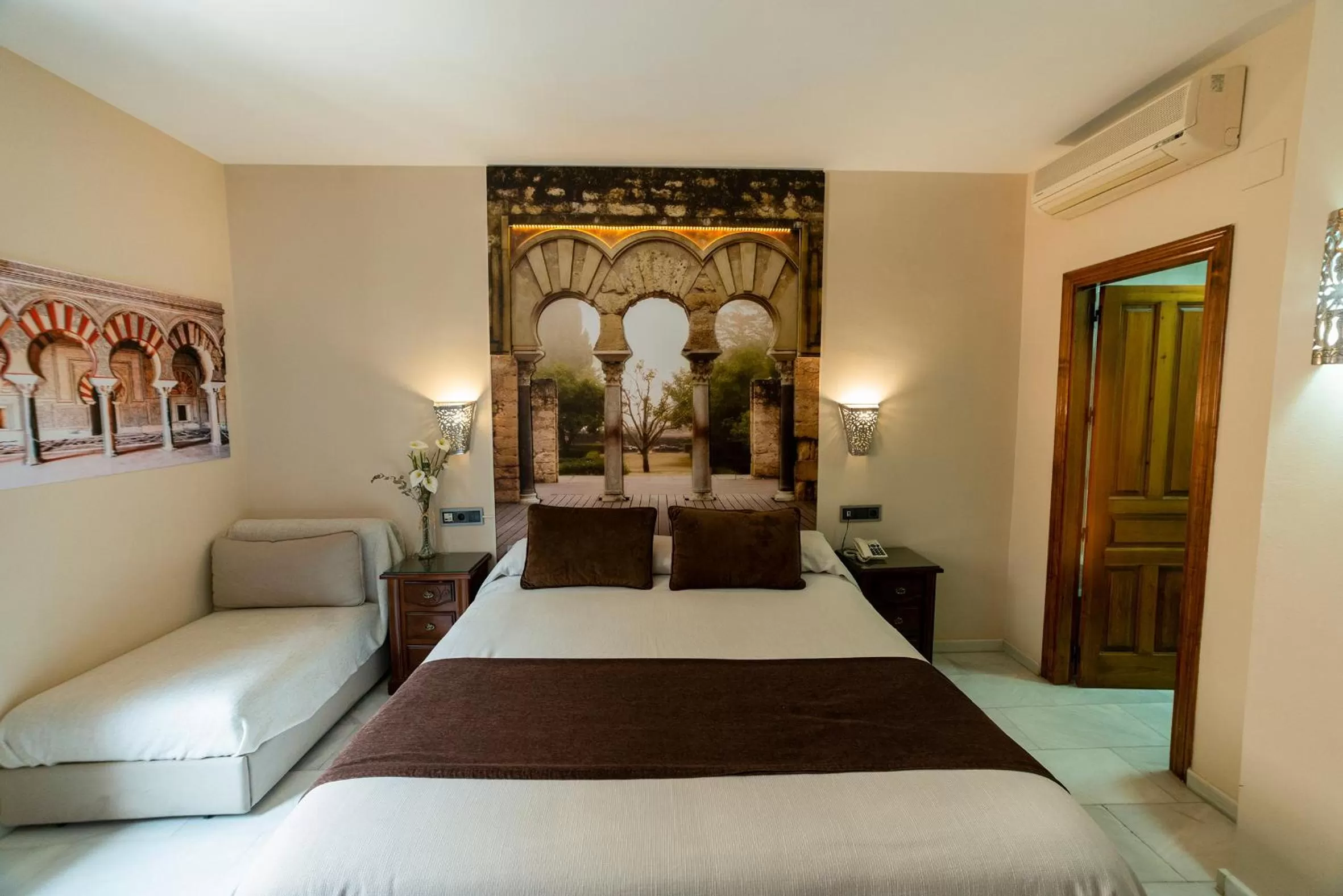 Photo of the whole room, Bed in Hotel Casa Museo de la Mezquita