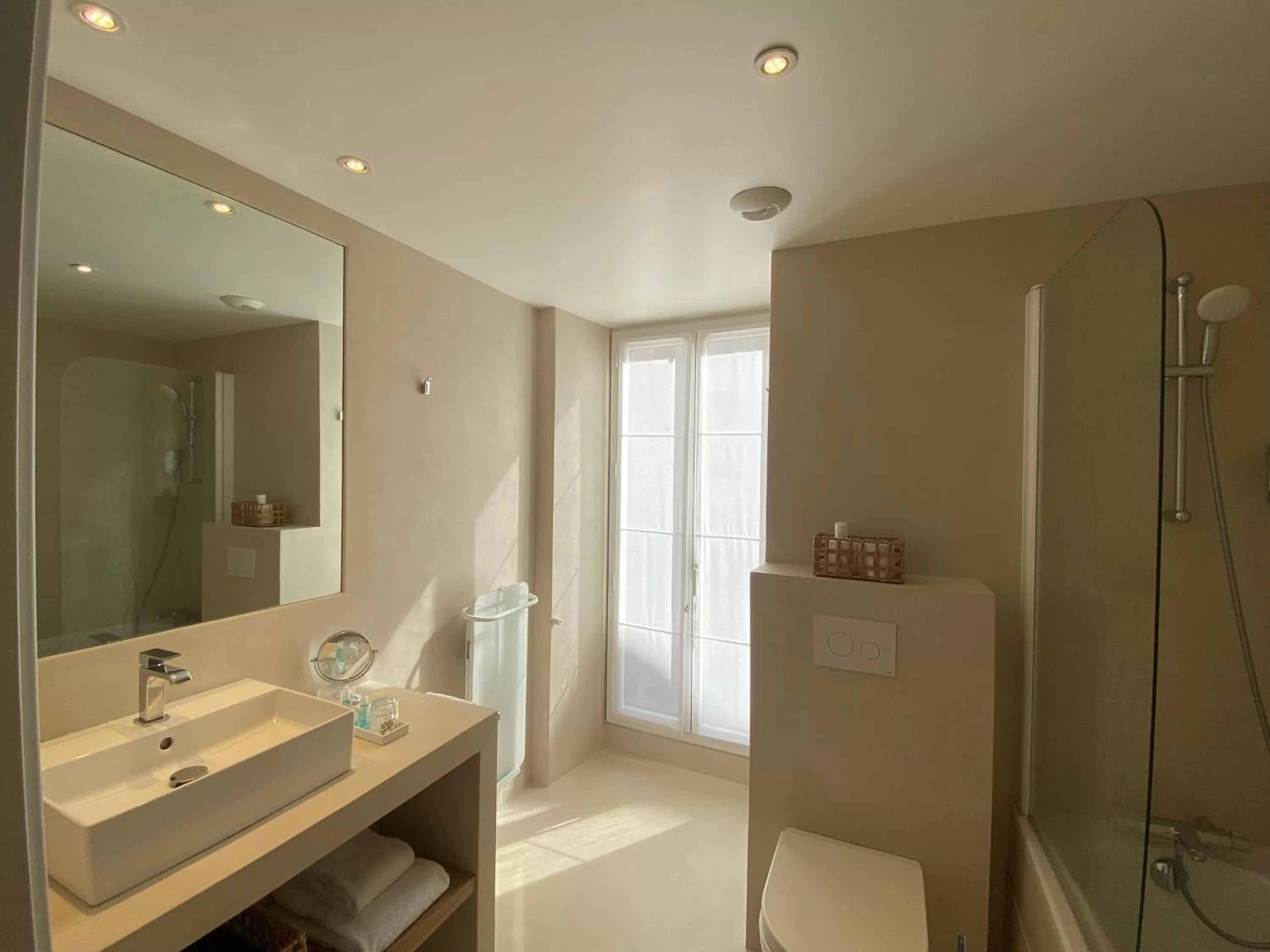 Bathroom in Hôtel de la Plage - Saint Jean de Luz