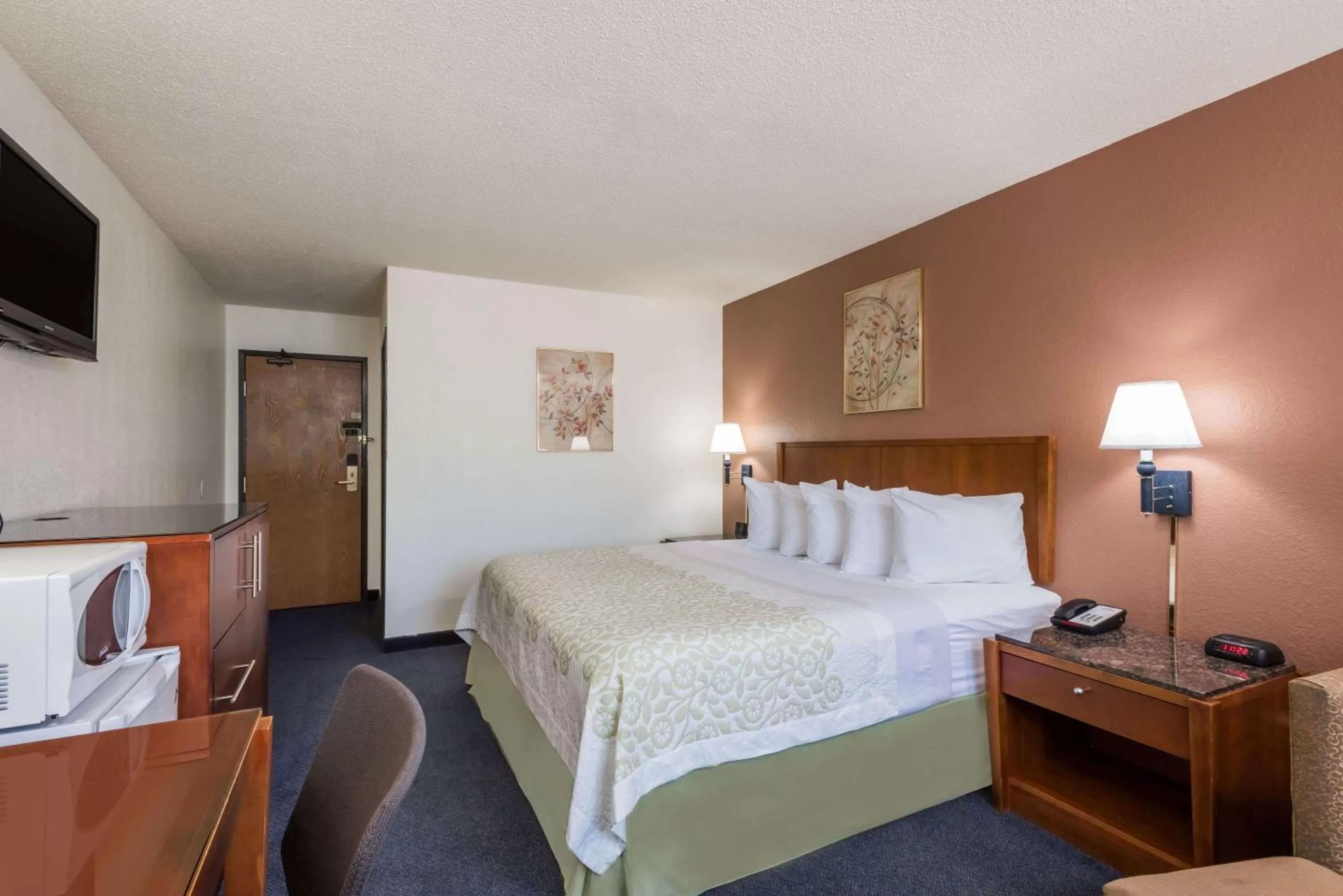 Photo of the whole room, Bed in Days Inn by Wyndham Greenfield