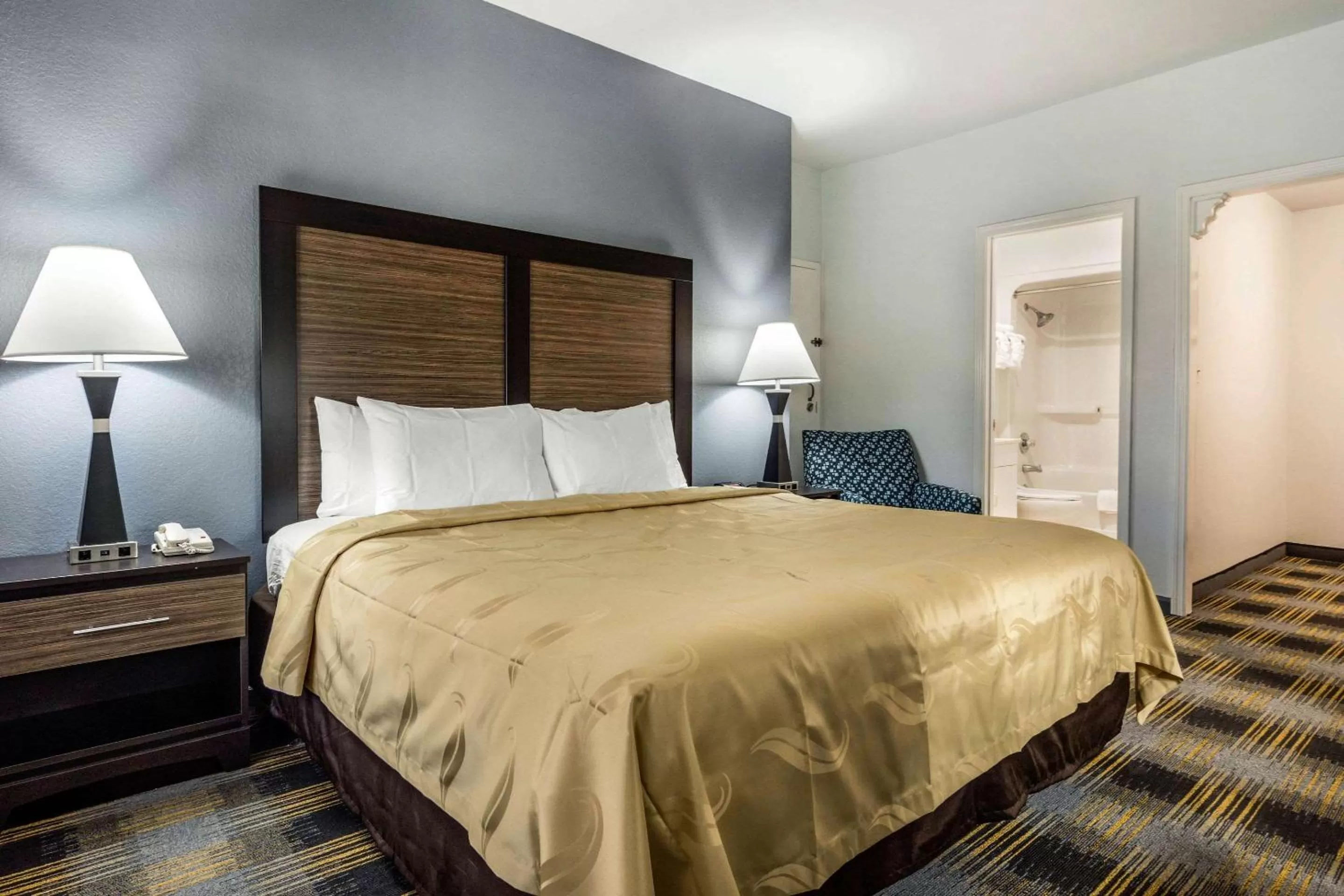 Photo of the whole room, Bed in Quality Inn near Six Flags Douglasville