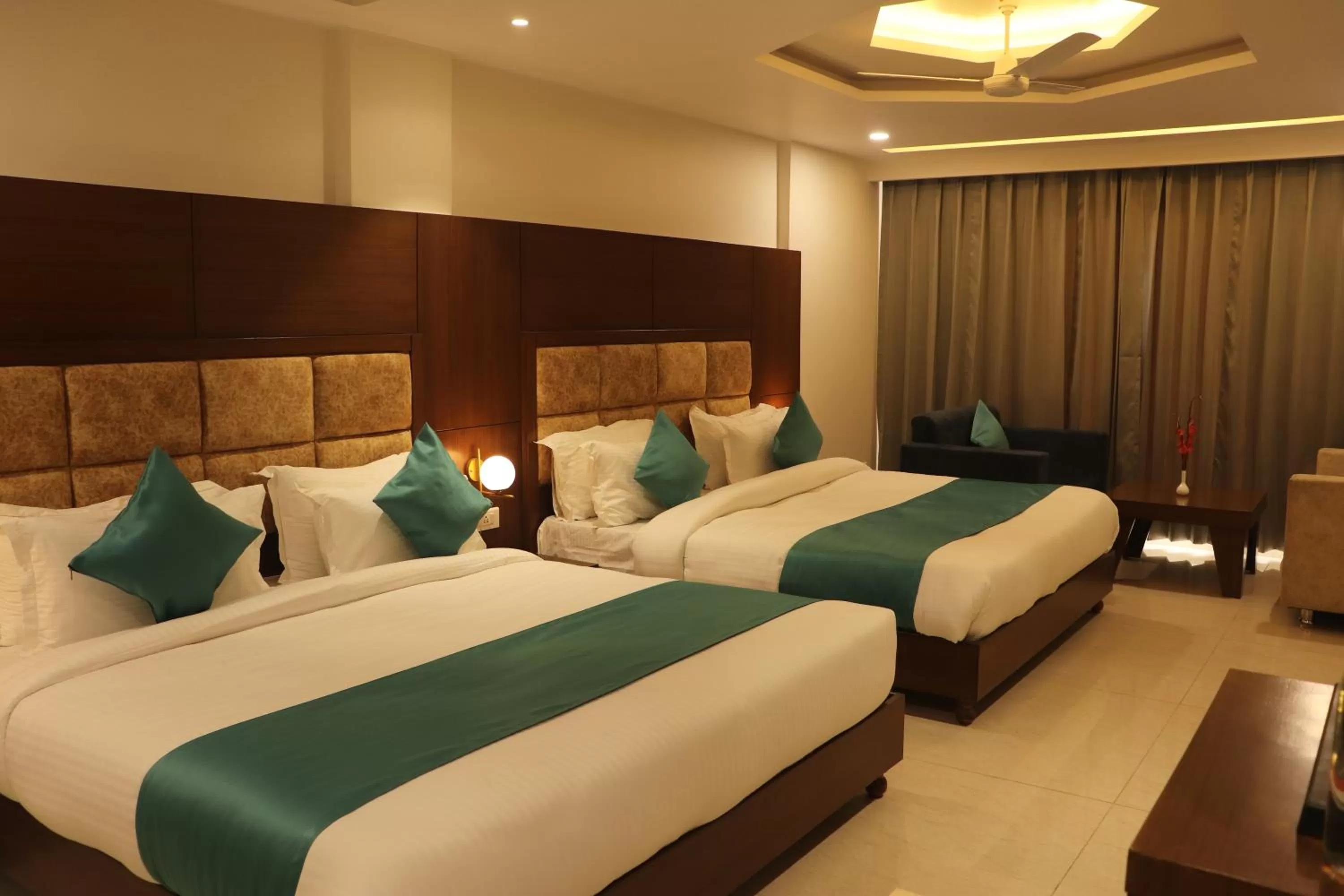 Bed in Hotel Green - Behind Parmarth Niketan