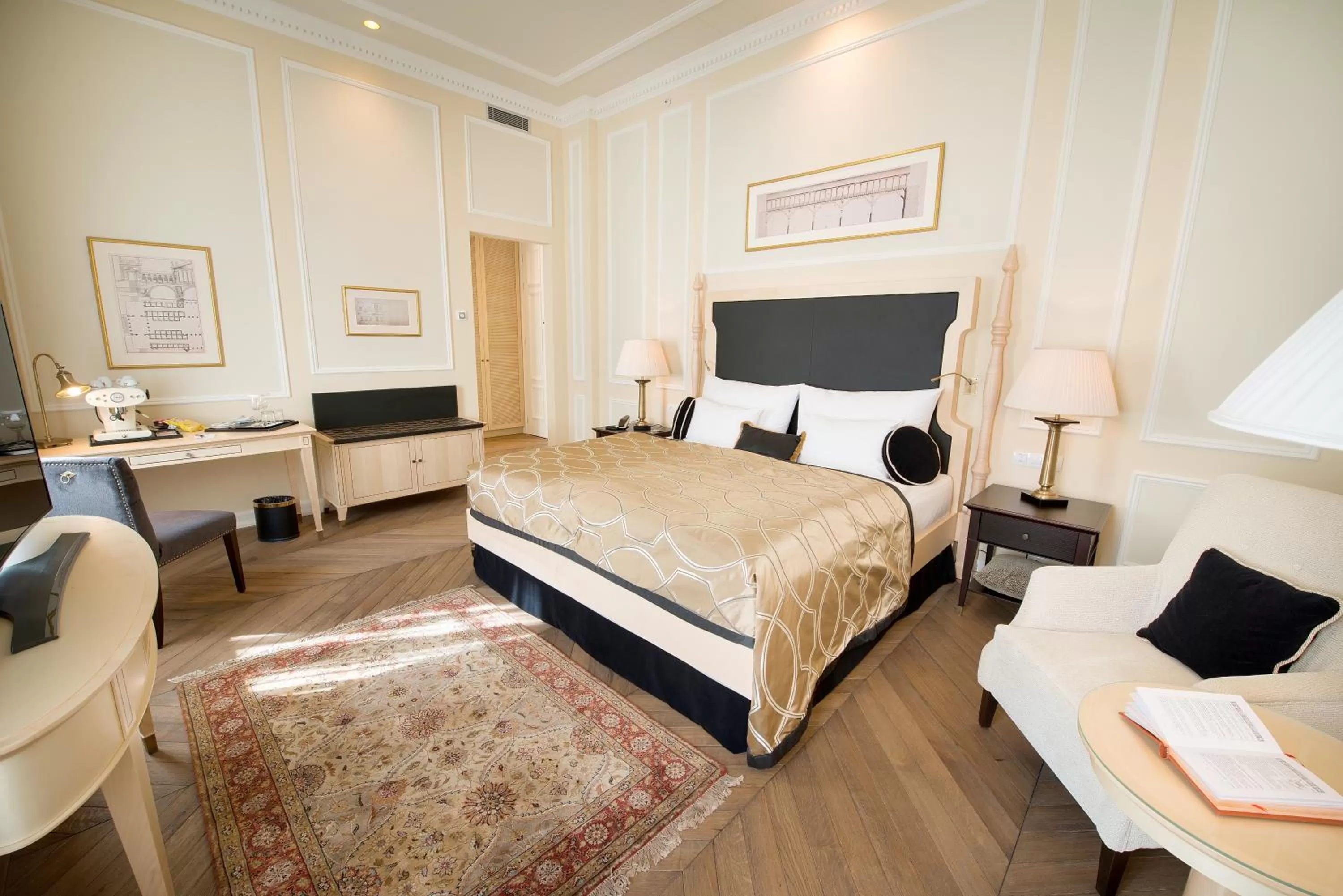 Seating area, Bed in Wilson Palace by LOFT