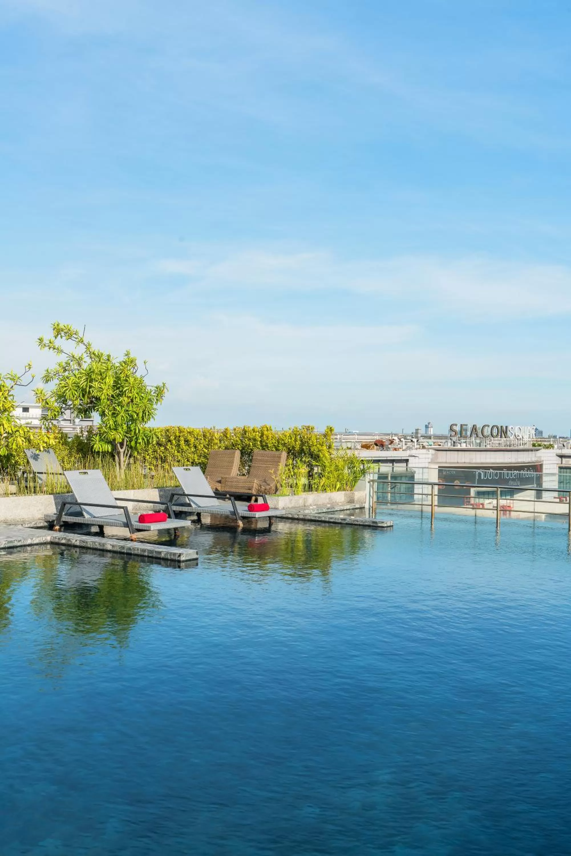 Swimming pool in De Botan Srinakarin Hotel & Residence