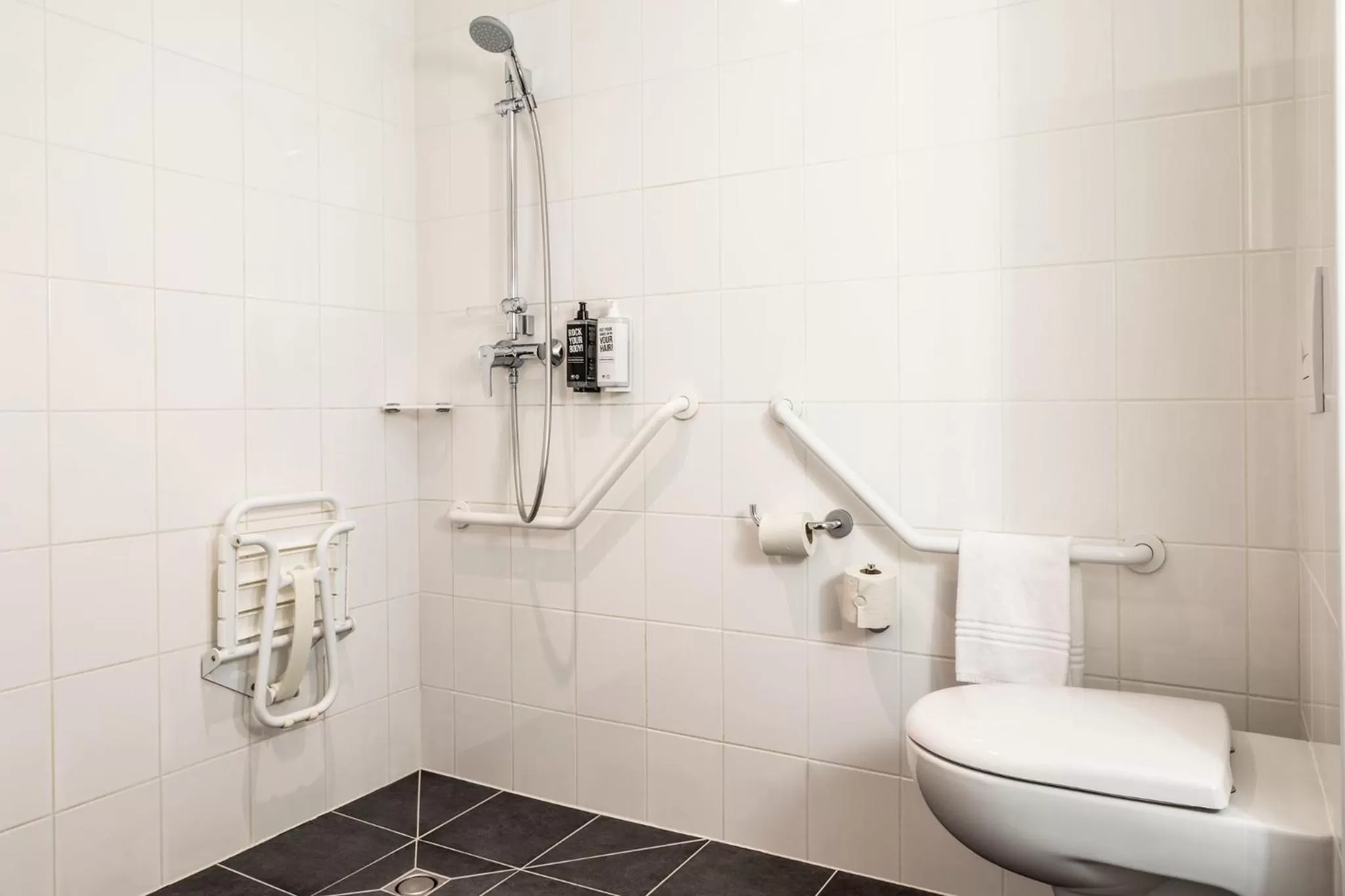 Bathroom in ibis Paris Meudon Velizy