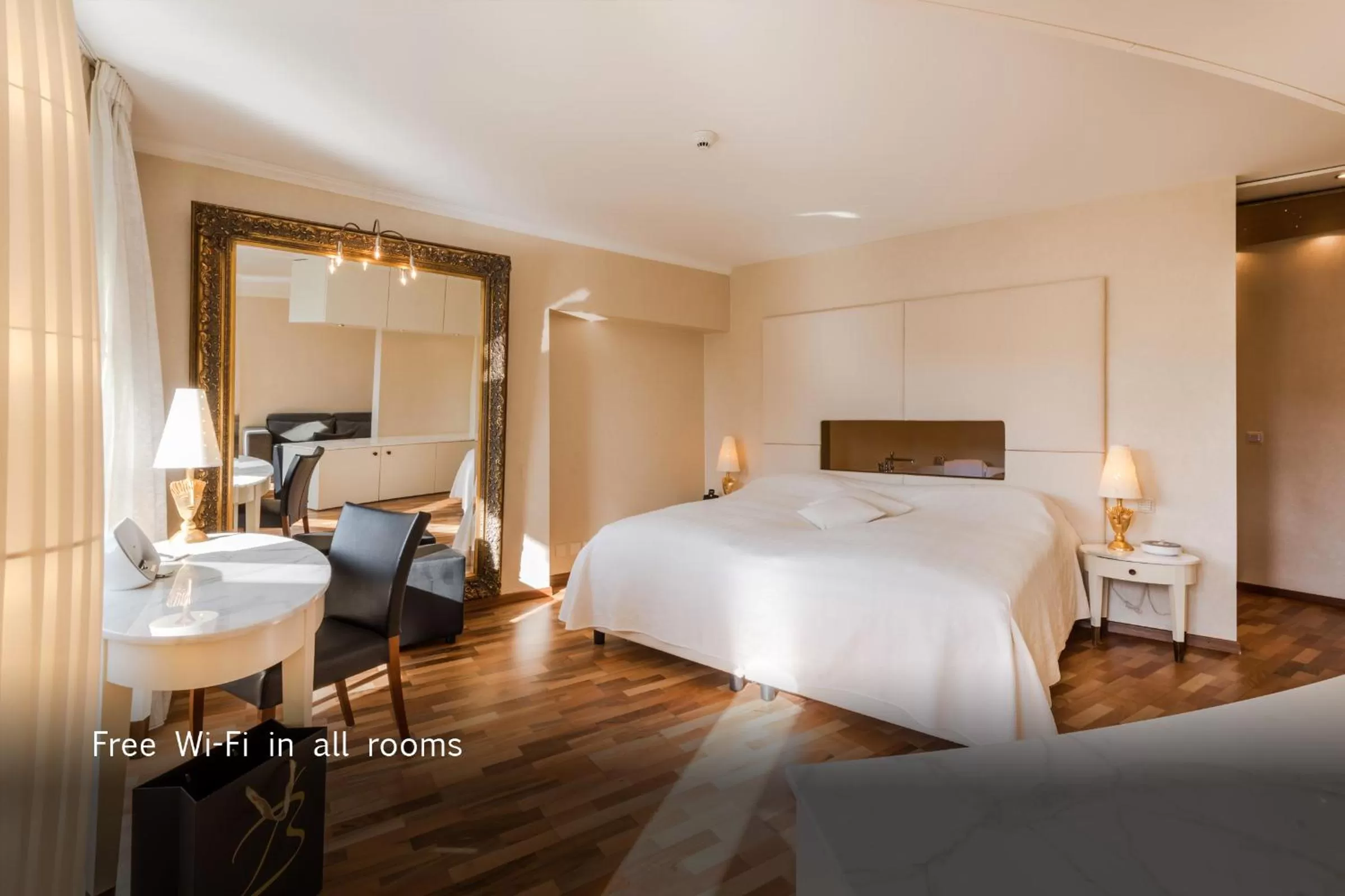 Photo of the whole room, Bed in Hotel des Balances