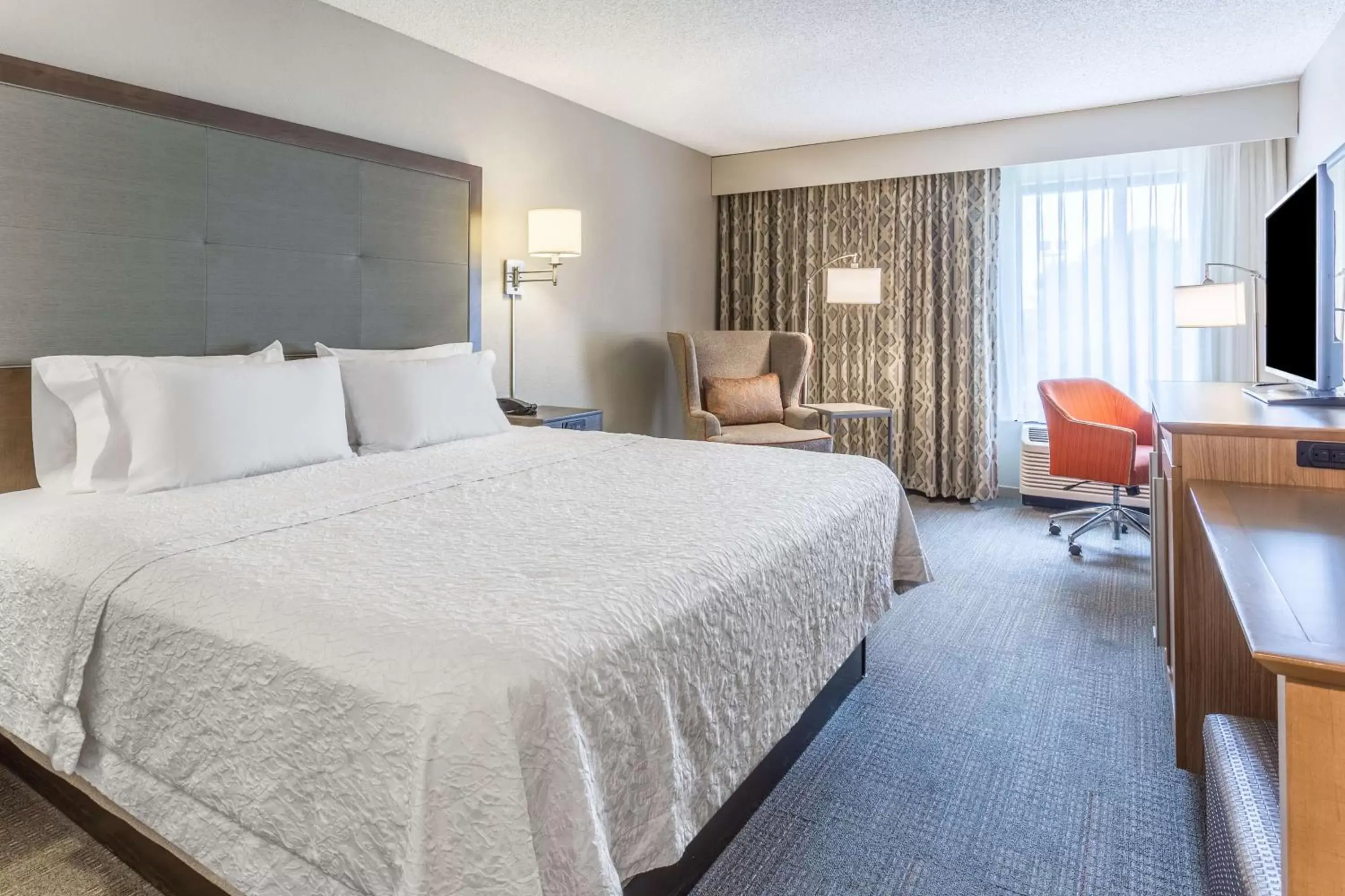 King Room Mobility/Hearing Accessible - Non-Smoking in Hampton Inn Eau Claire King Room Mobility/Hearing Accessible - Non-Smoking in Hampton Inn Eau Claire