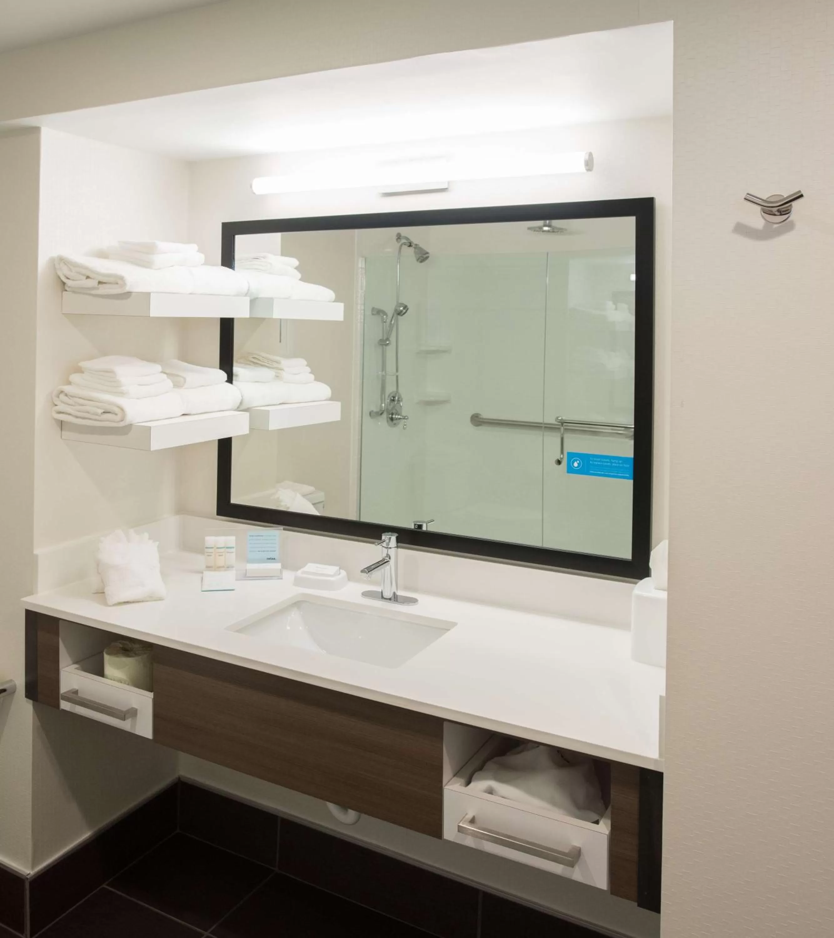 Bathroom in Hampton Inn Wooster