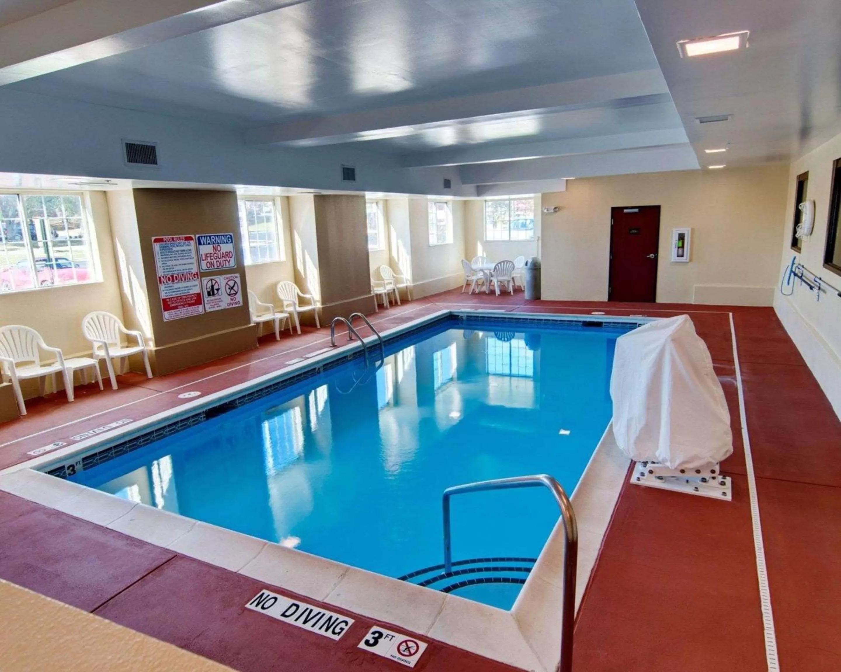 Swimming pool in Comfort Inn Mount Airy