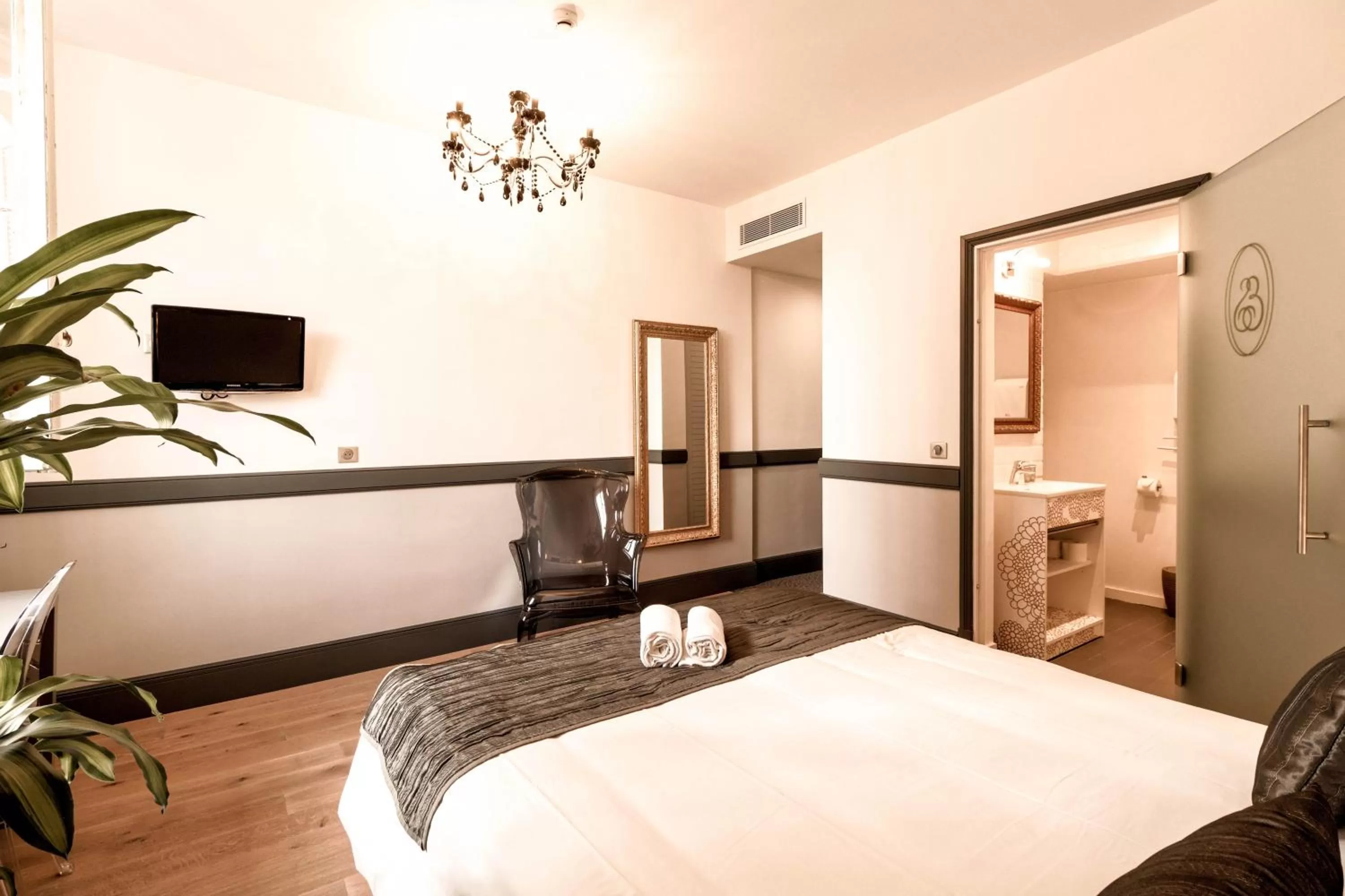 Bed in Hotel Restaurant Edmond's