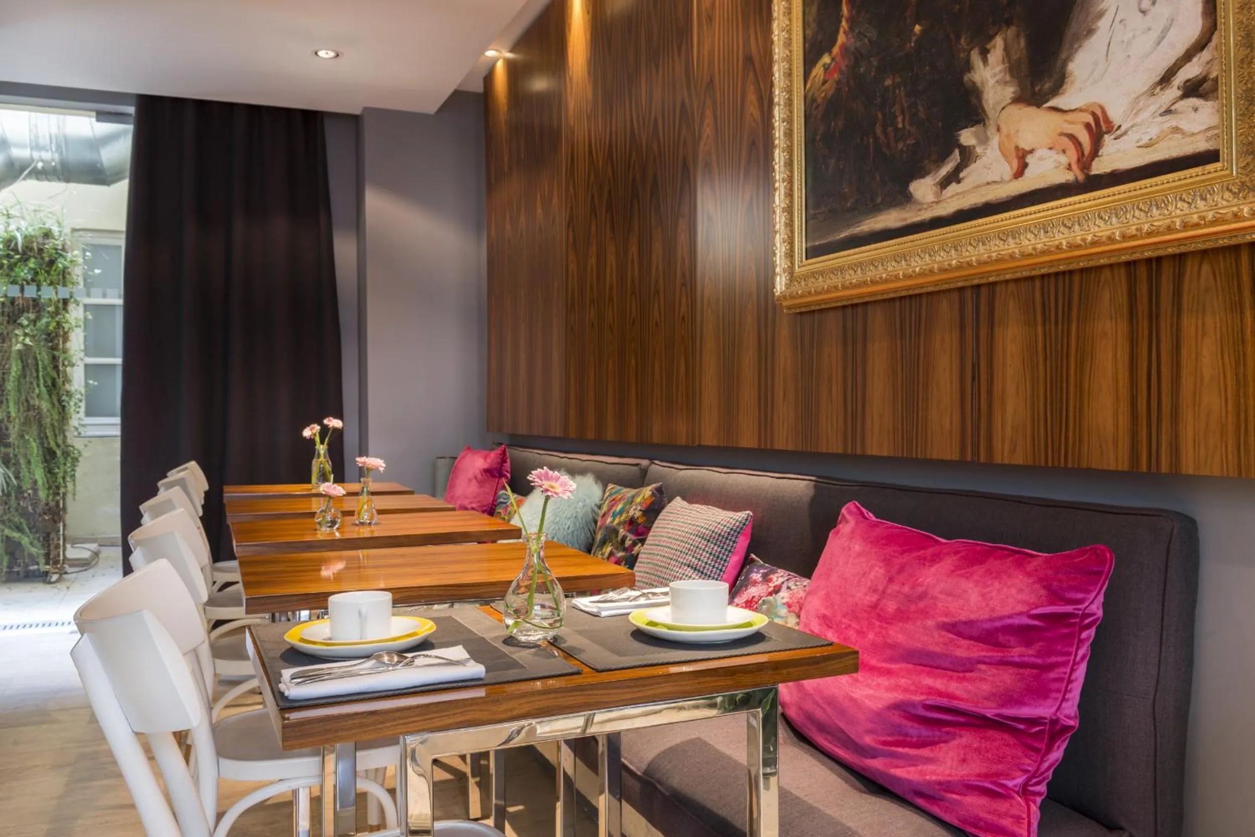 Restaurant/places to eat in Hotel Le Placide Saint-Germain Des Prés