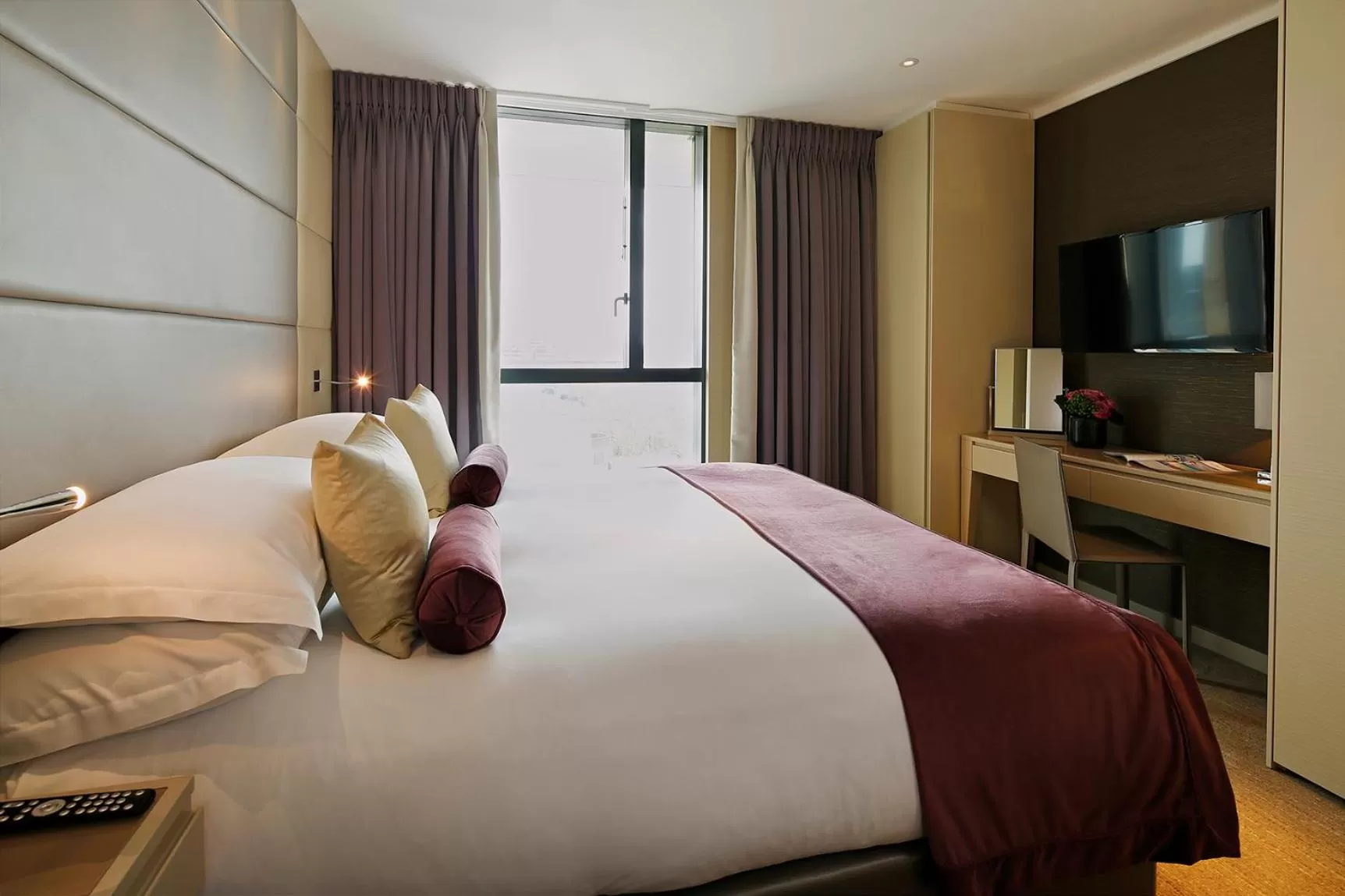 Bedroom, Bed in Cheval Three Quays at The Tower of London