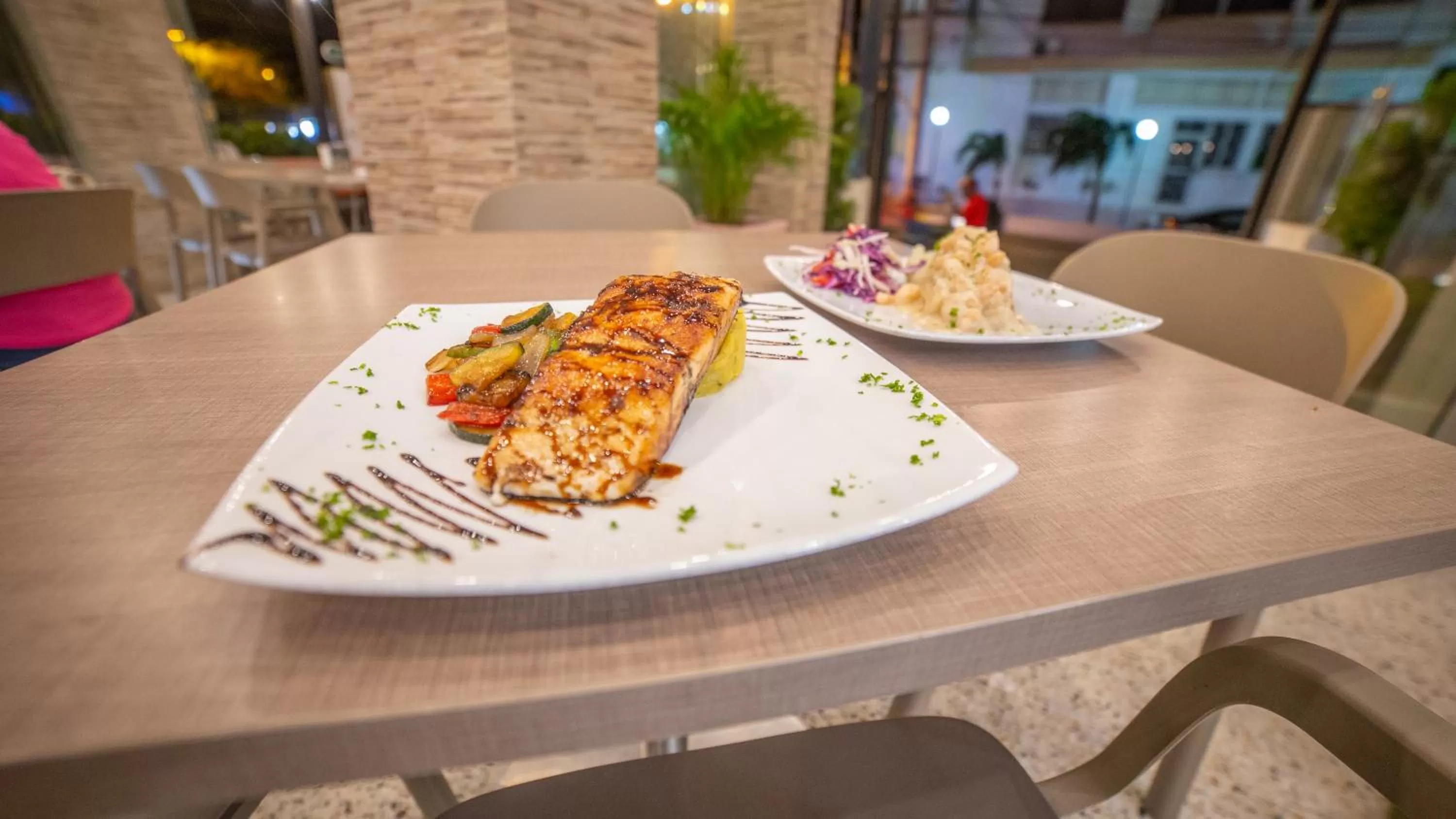 Meals in Hotel Portobahia Santa Marta Rodadero