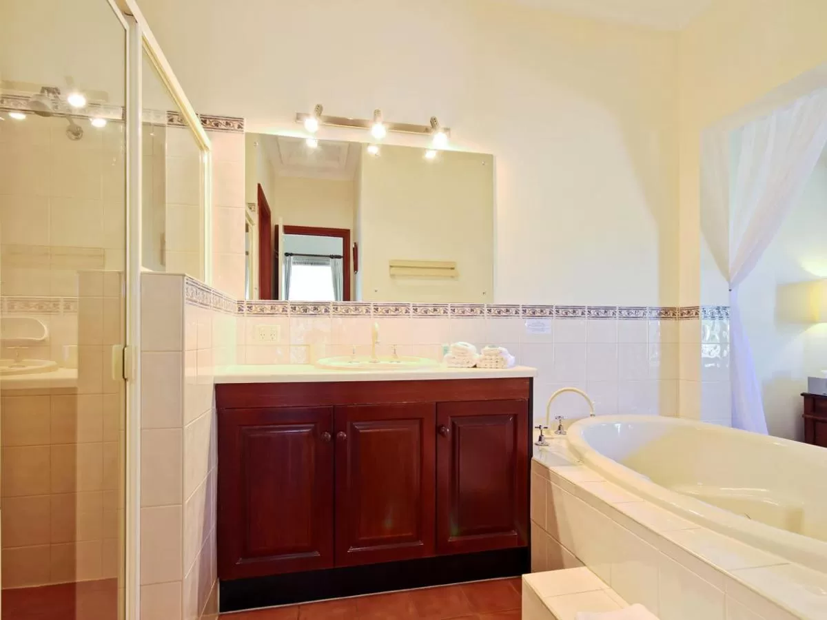 Bathroom in Wine and Roses Bed and Breakfast