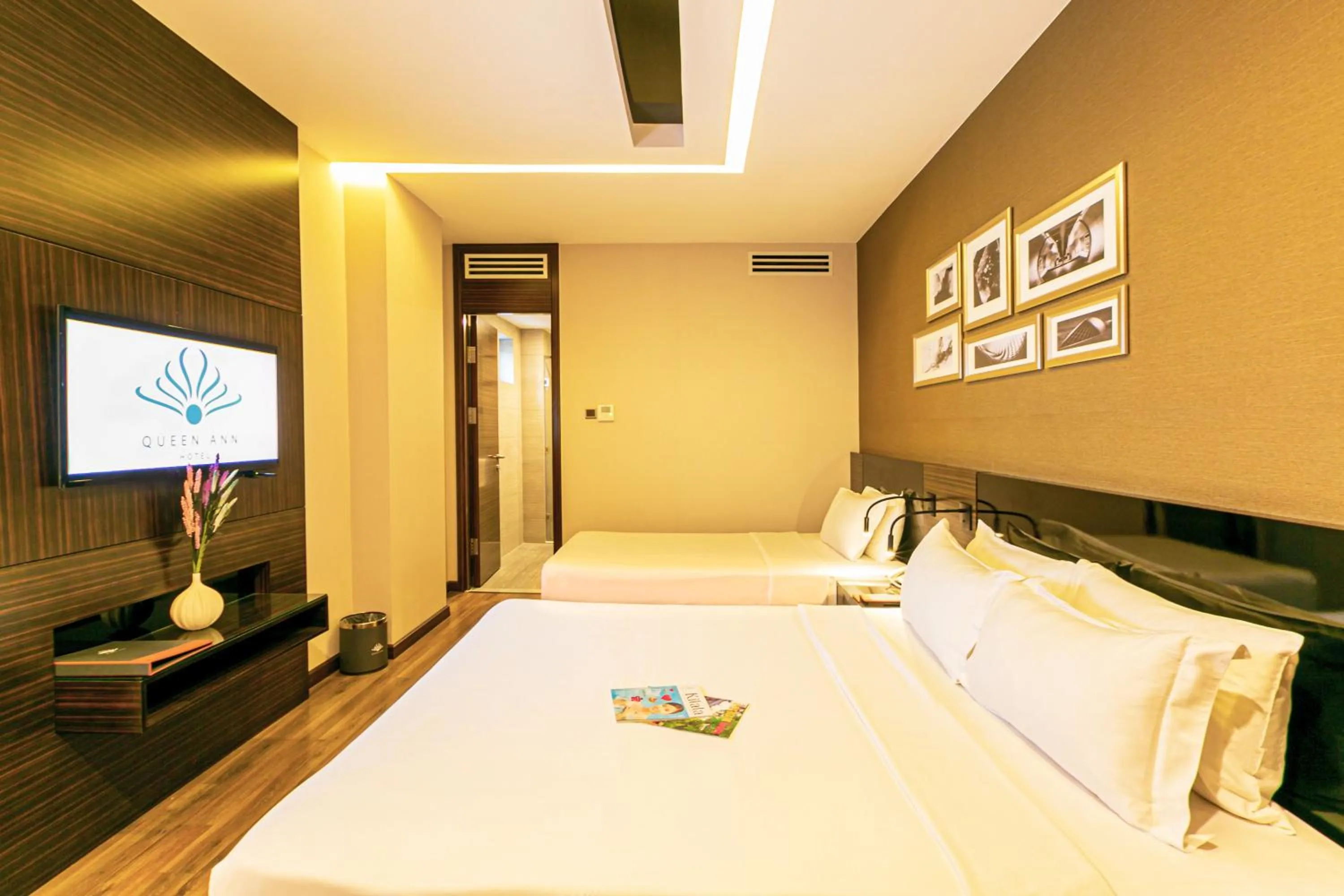 Bedroom, Bed in Queen Ann Hotel