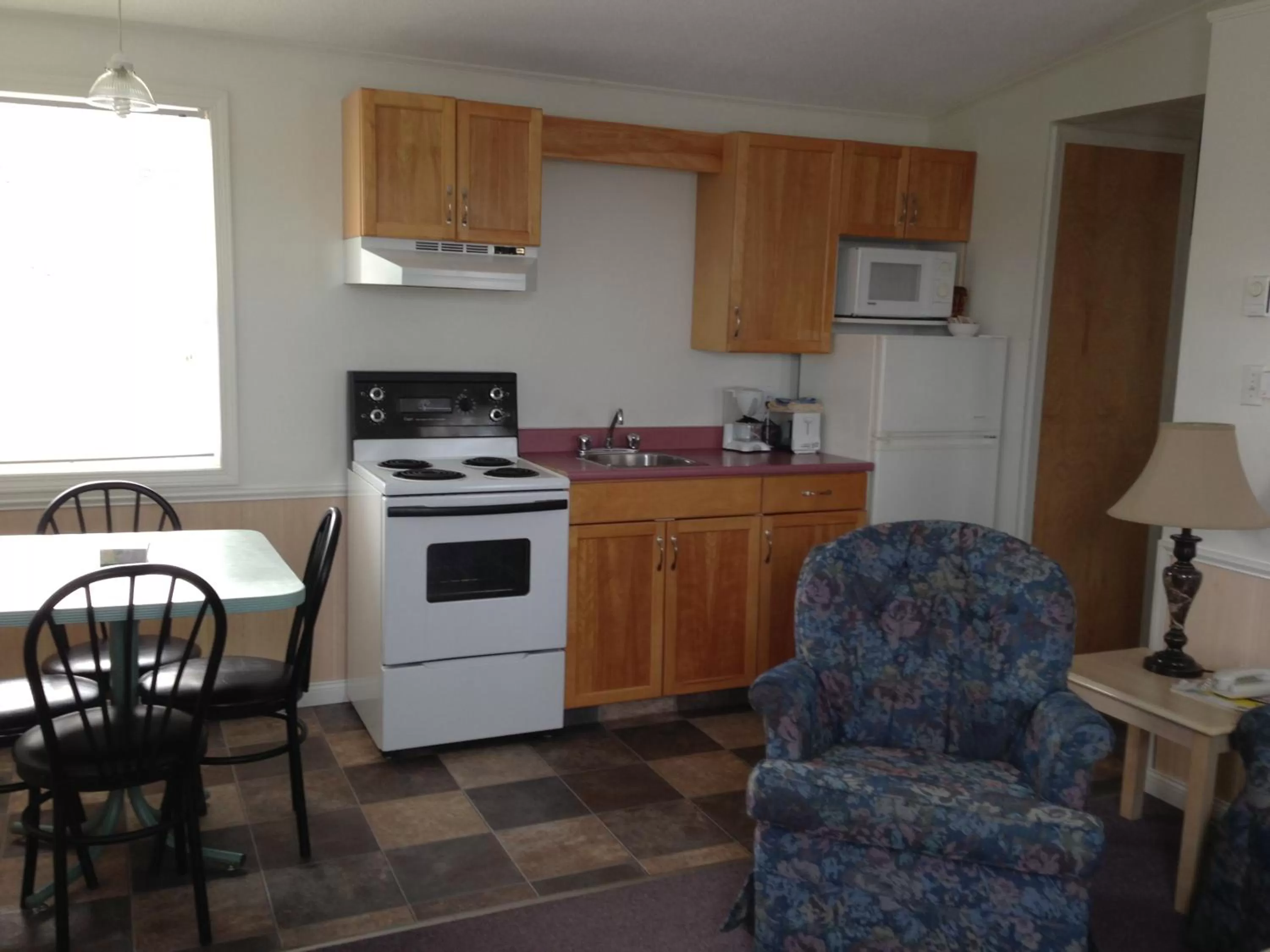 Kitchen/Kitchenette in Settler's Inn & Motel