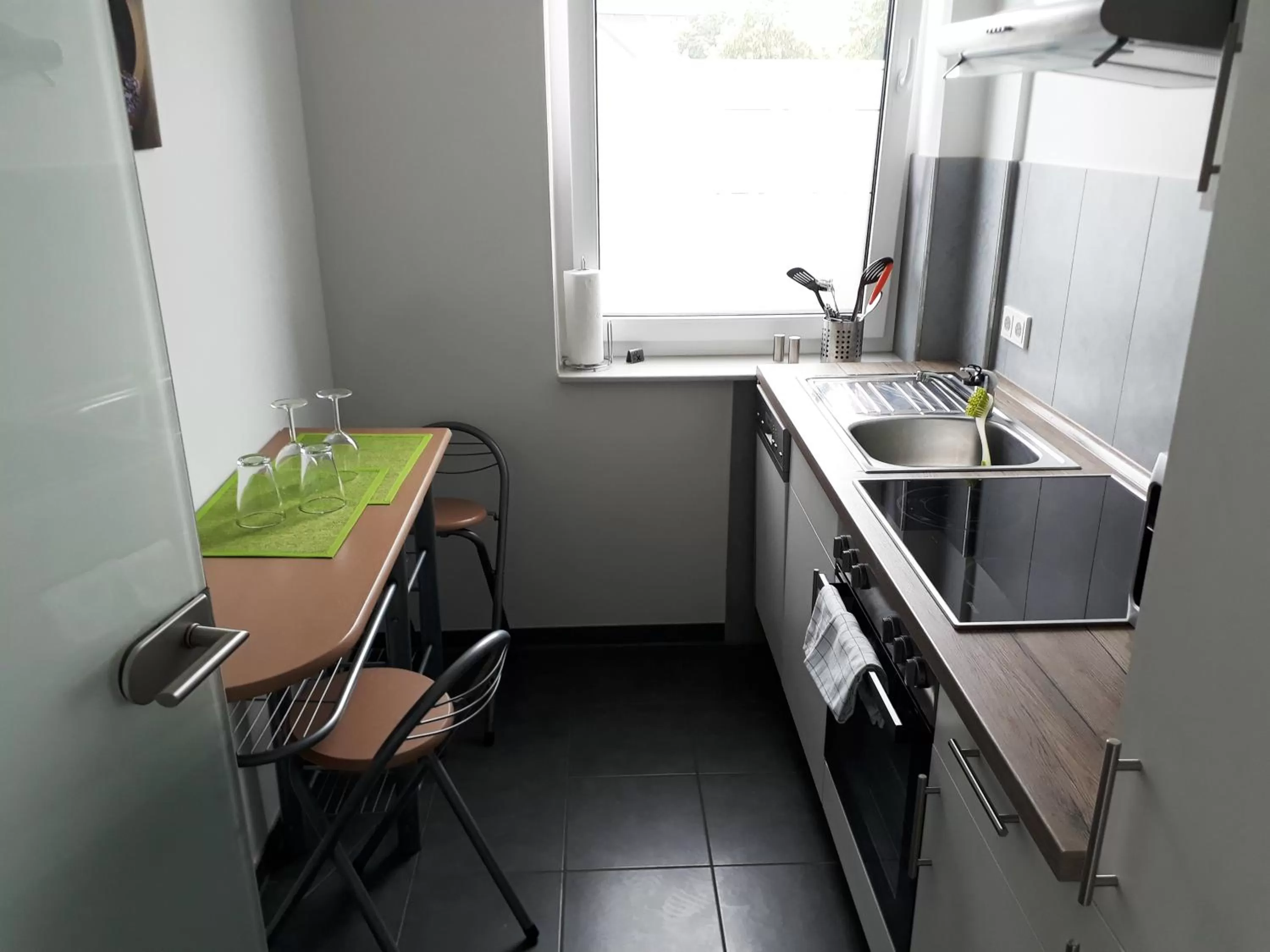 Kitchen or kitchenette in Hotel M24 - Alle Zimmer mit Küchenzeile