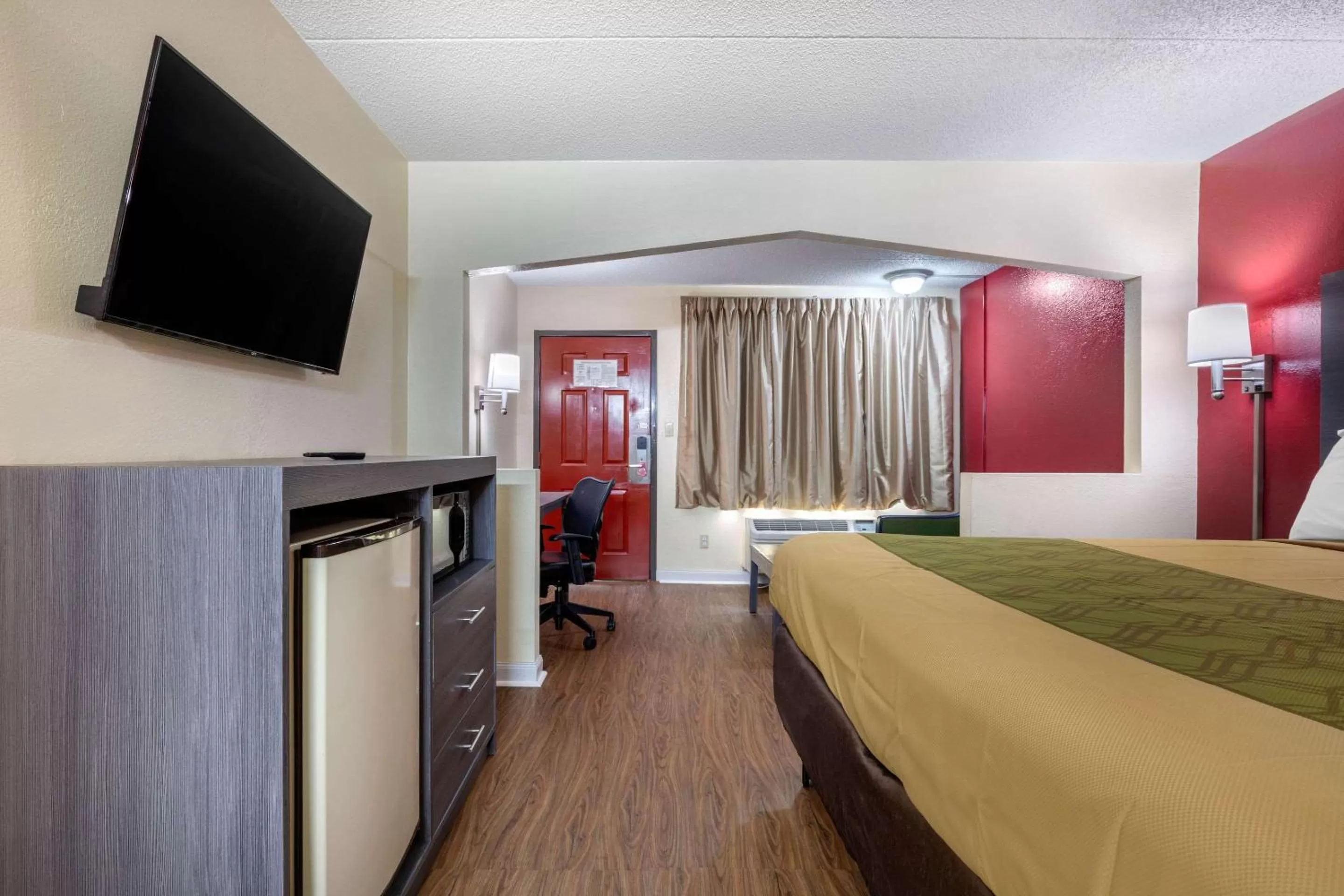 Photo of the whole room, Bed in Econo Lodge Chattanooga Northeast - Ooltewah