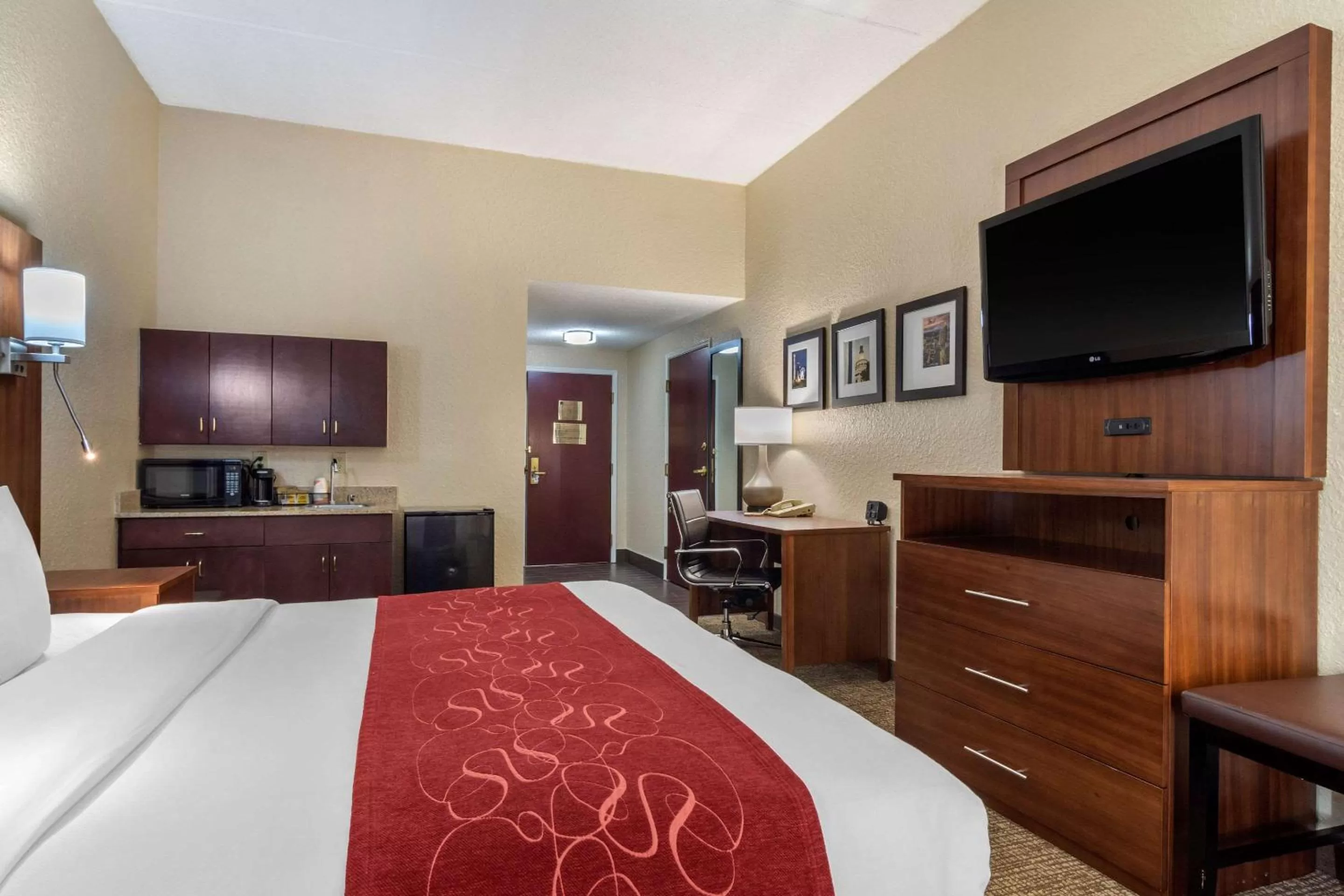 Photo of the whole room, Bed in Comfort Suites Woodstock - Atlanta North