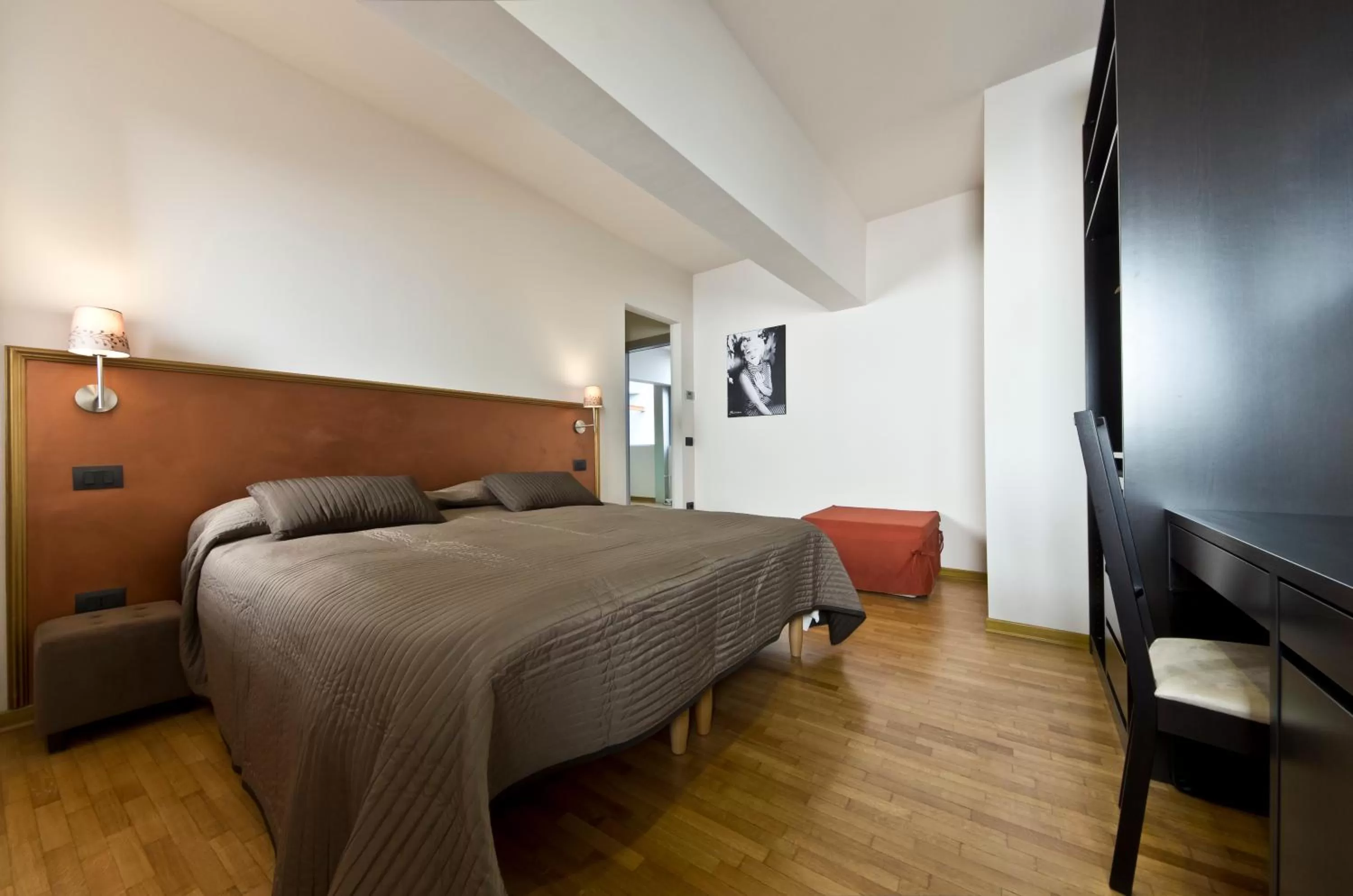 Photo of the whole room, Bed in Siena Gallery - Rooms Only