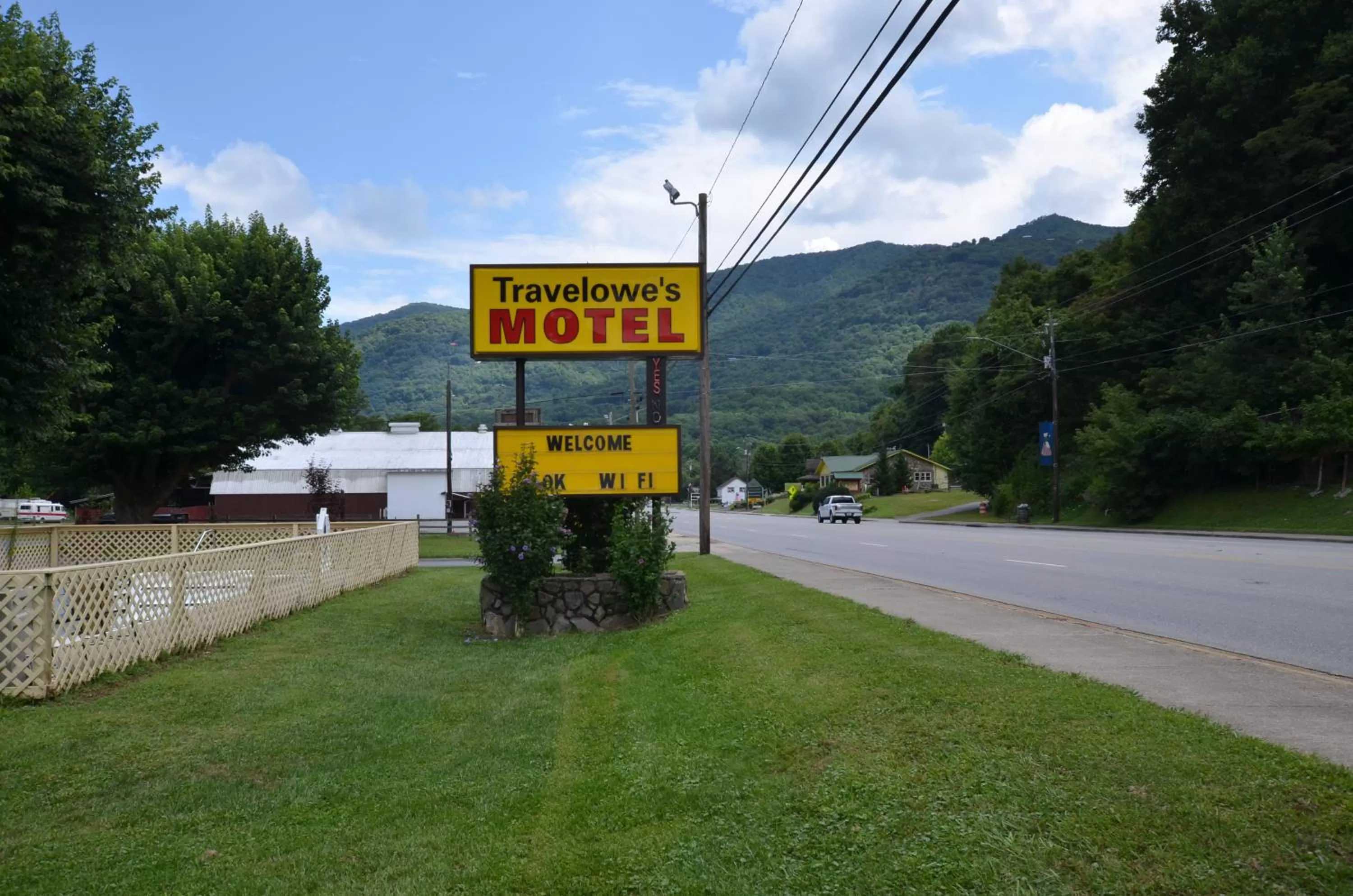 Logo/Certificate/Sign in Travelowes Motel - Maggie Valley