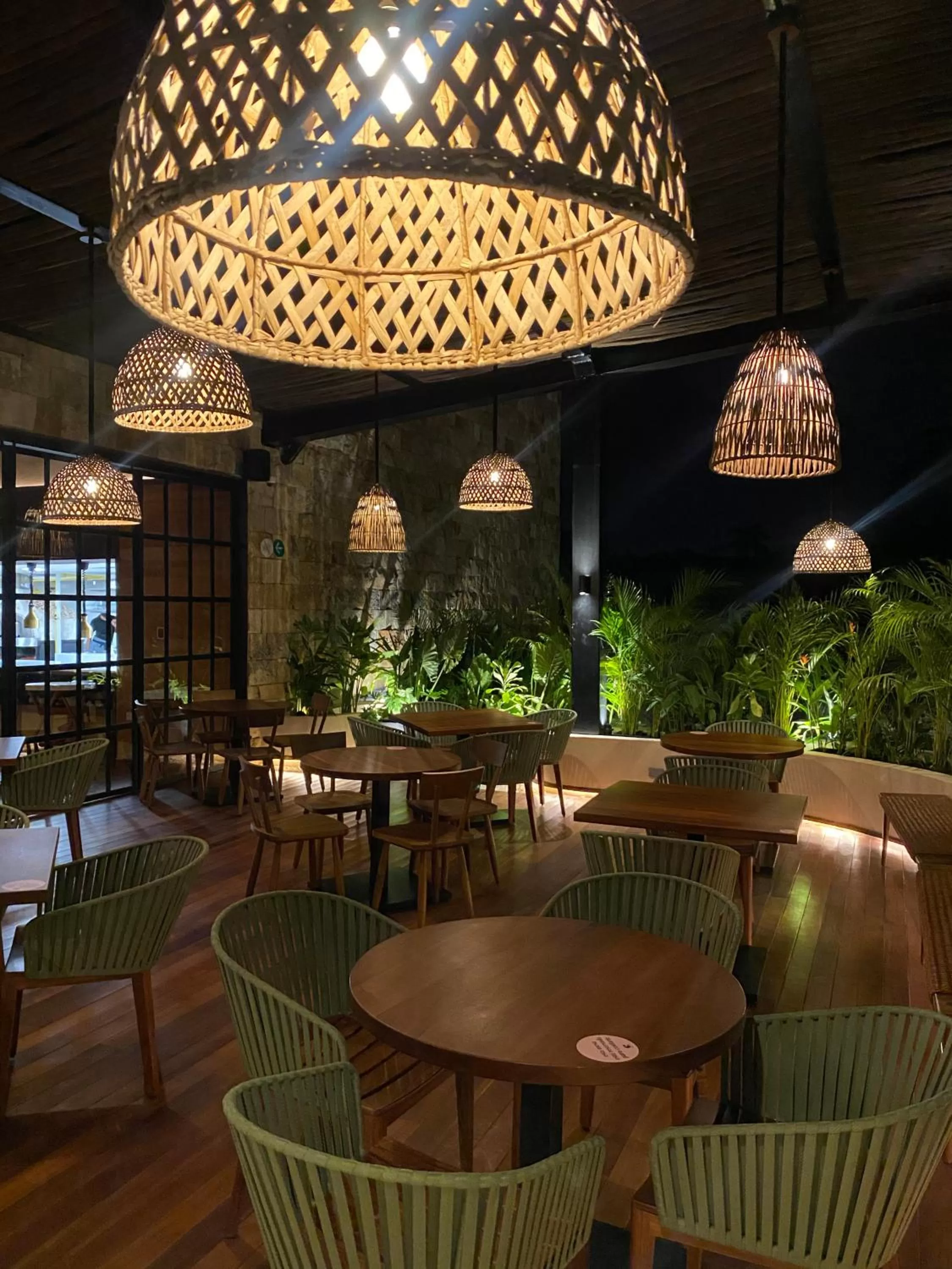 Restaurant/places to eat in Wayam Mundo Imperial