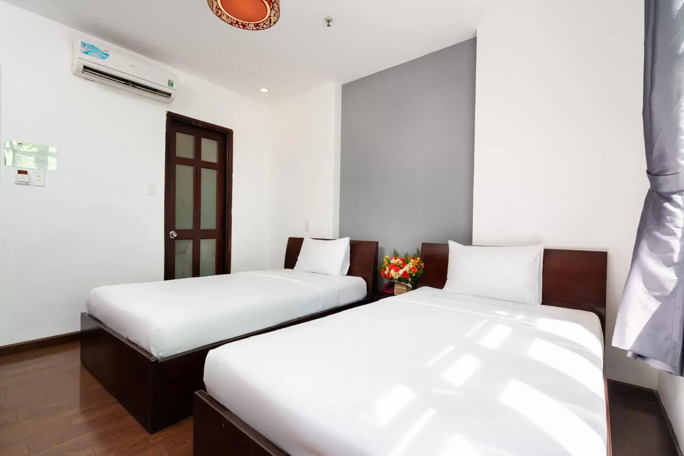 Deluxe Twin Room with Window in A&A Toronto Hotel Deluxe Twin Room with Window in A&A Toronto Hotel