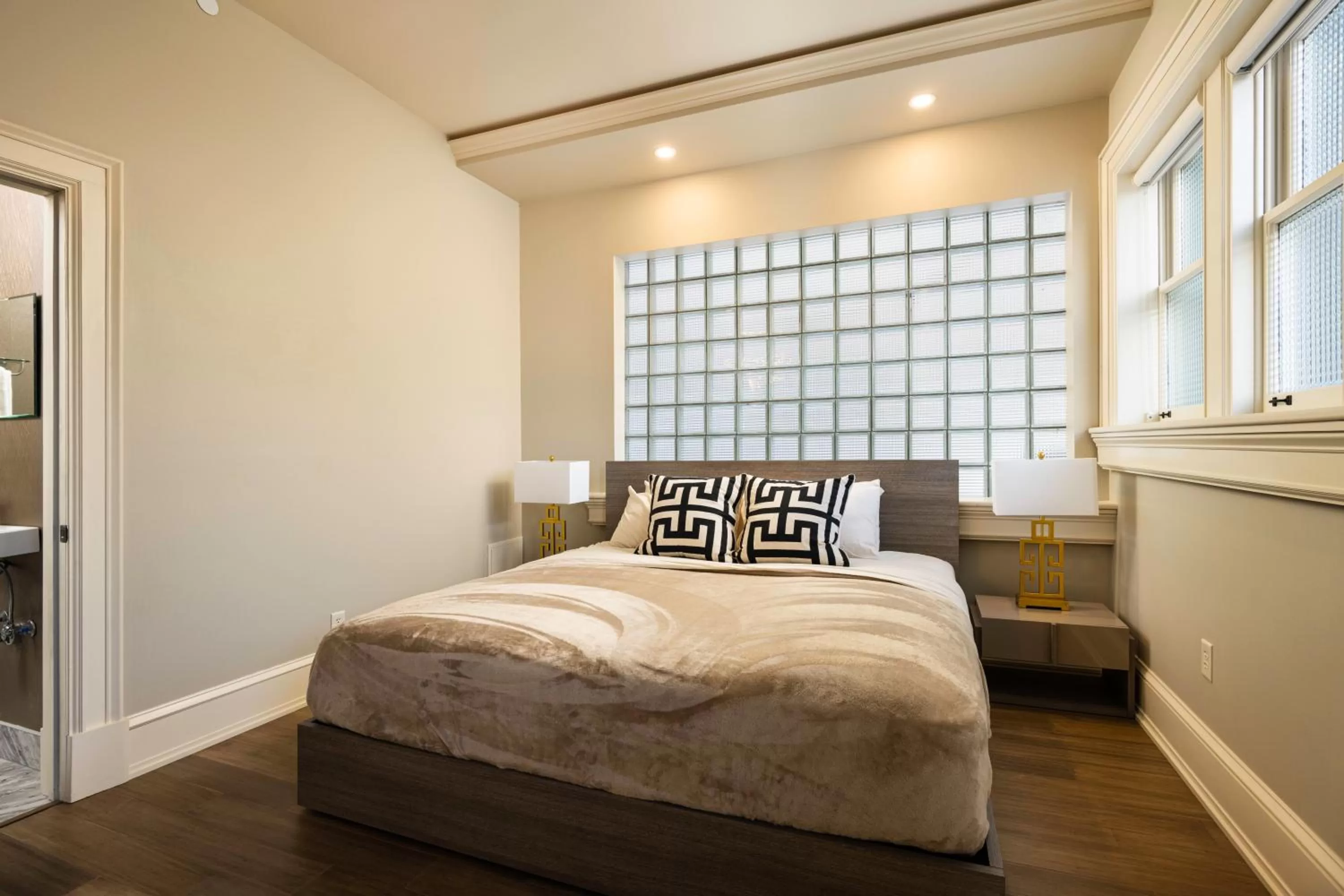 Bedroom, Bed in The Edward Buffalo