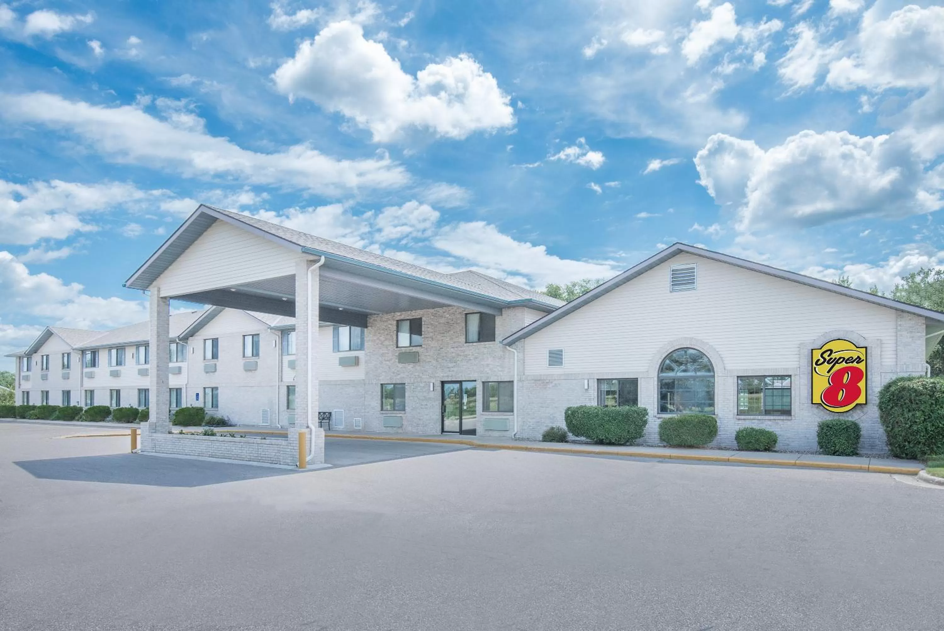 Property building in Wrangler Hotel Morris