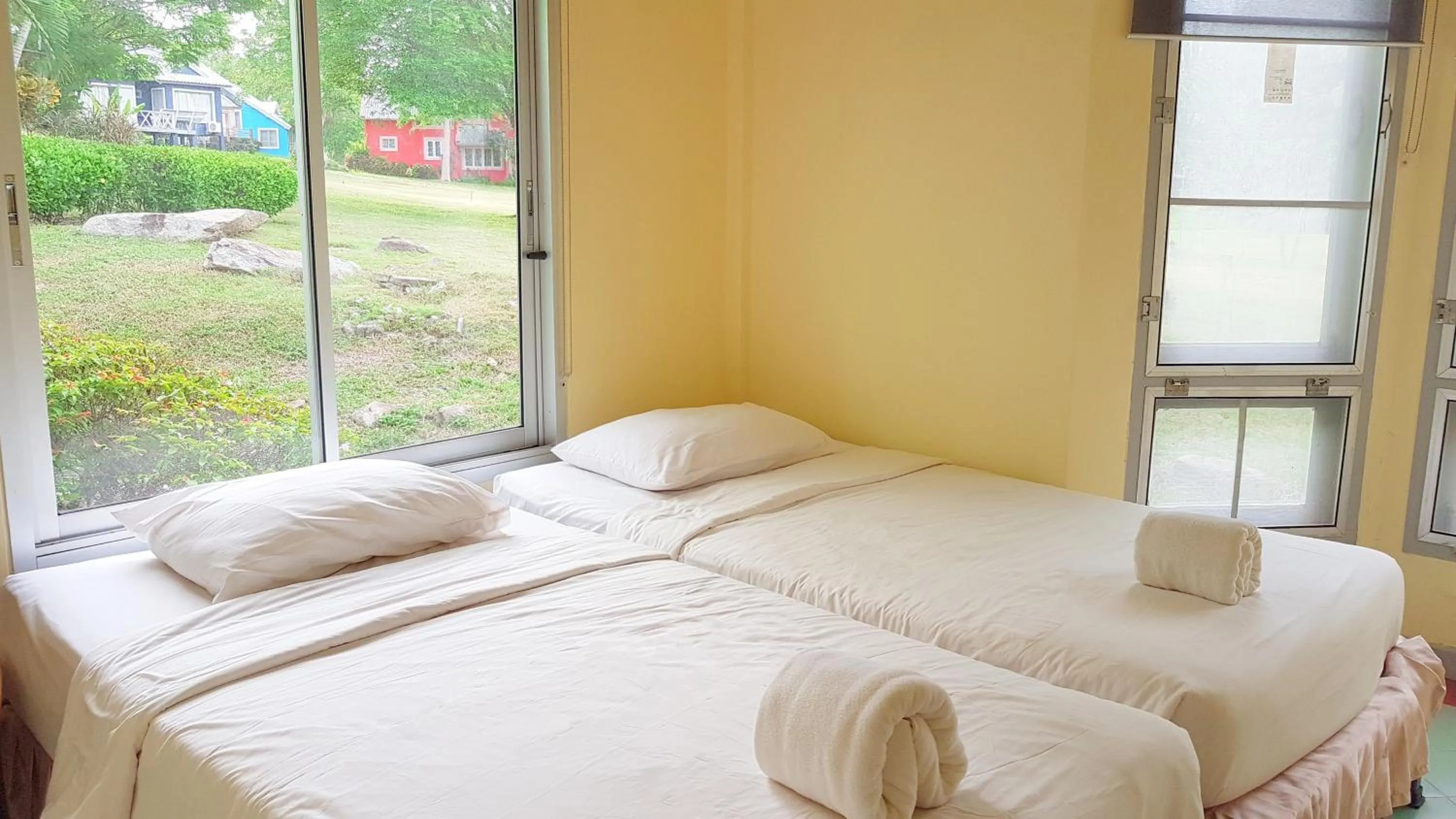 Photo of the whole room, Bed in Brookside Valley Resort