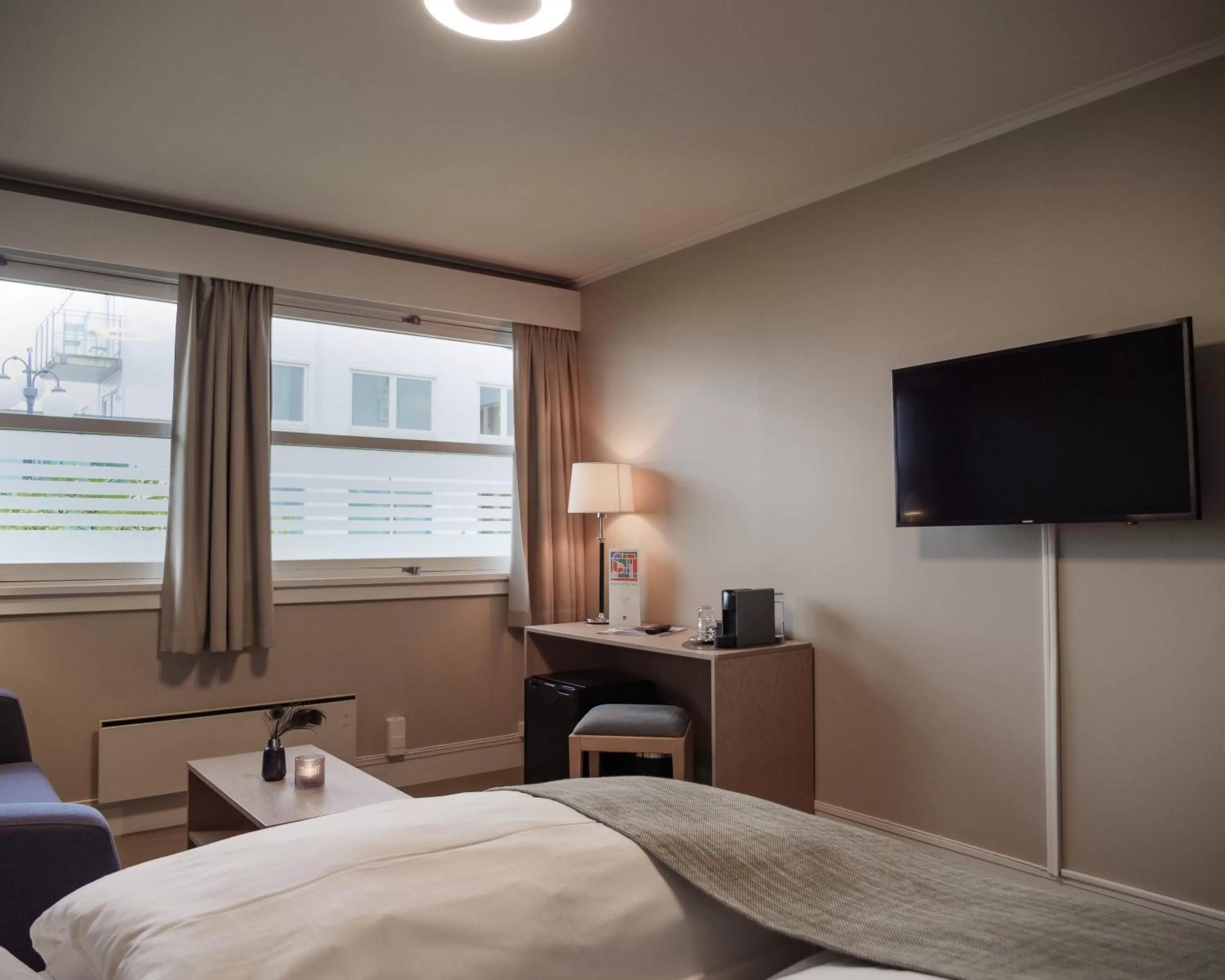 TV and multimedia, Bed in Strand Hotel Fevik - by Classic Norway Hotels