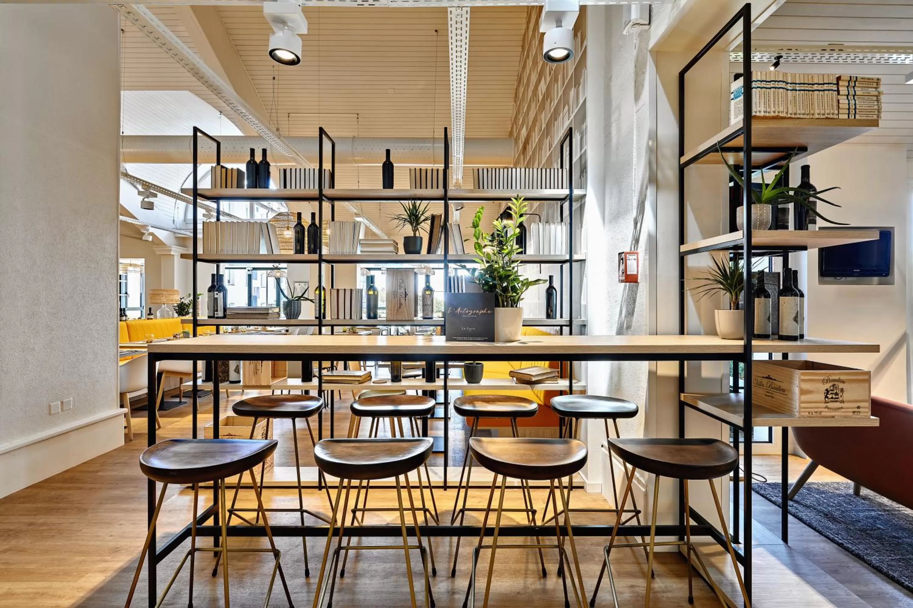 Lounge or bar in ibis La Roche Sur Yon Vendespace