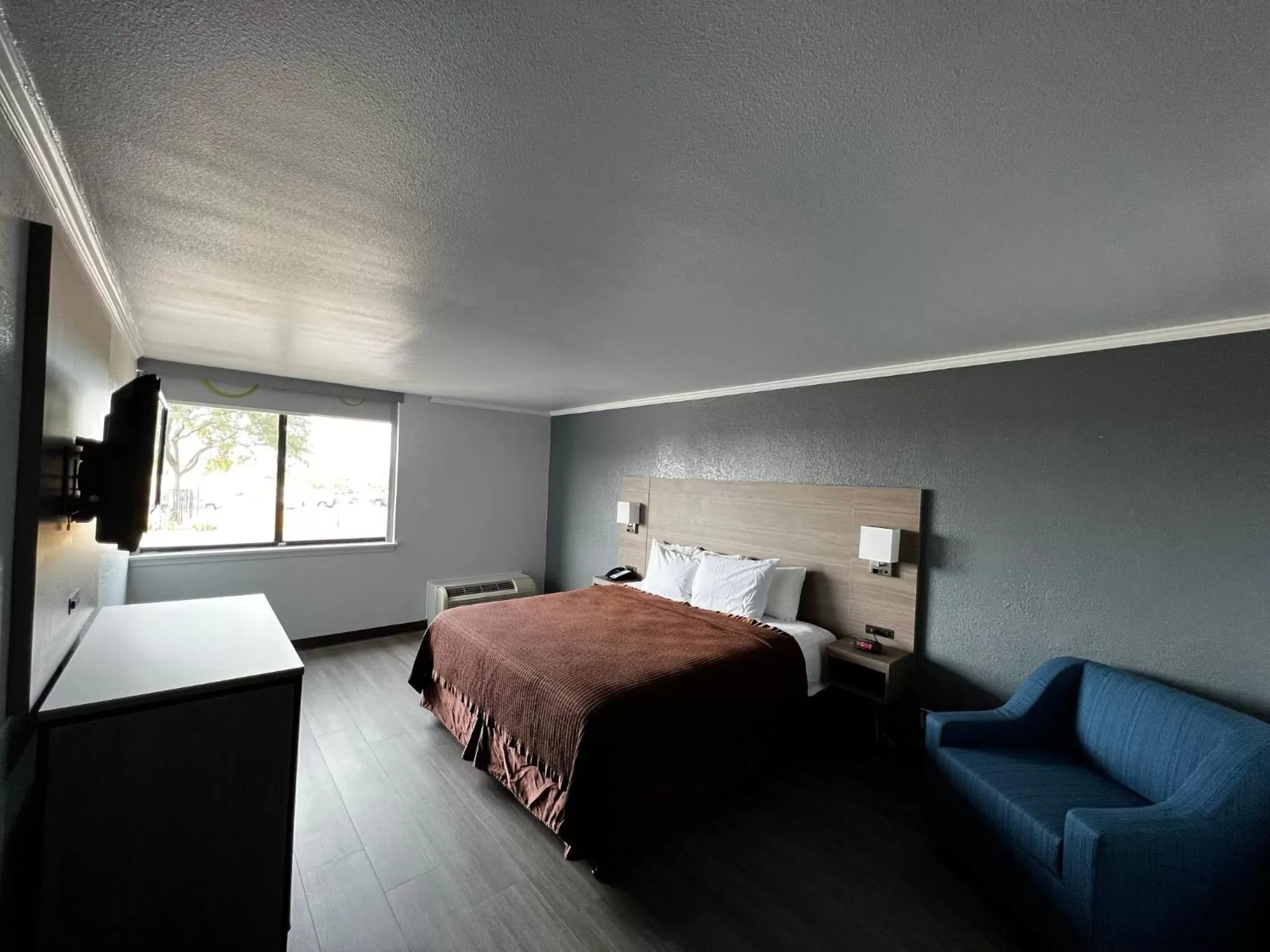Bed in Super 8 by Wyndham Fort Worth Entertainment District