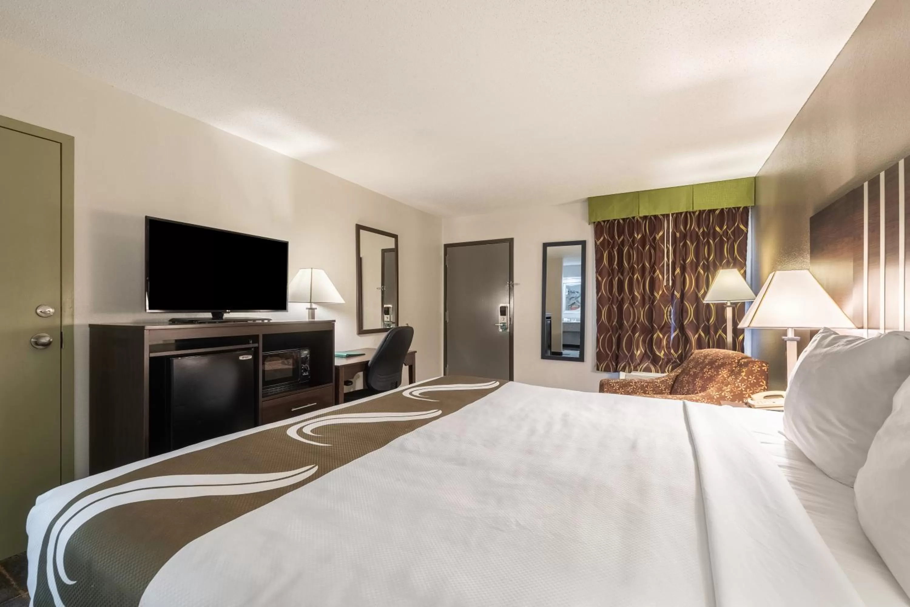 TV and multimedia, Bed in Quality Inn Cleveland North