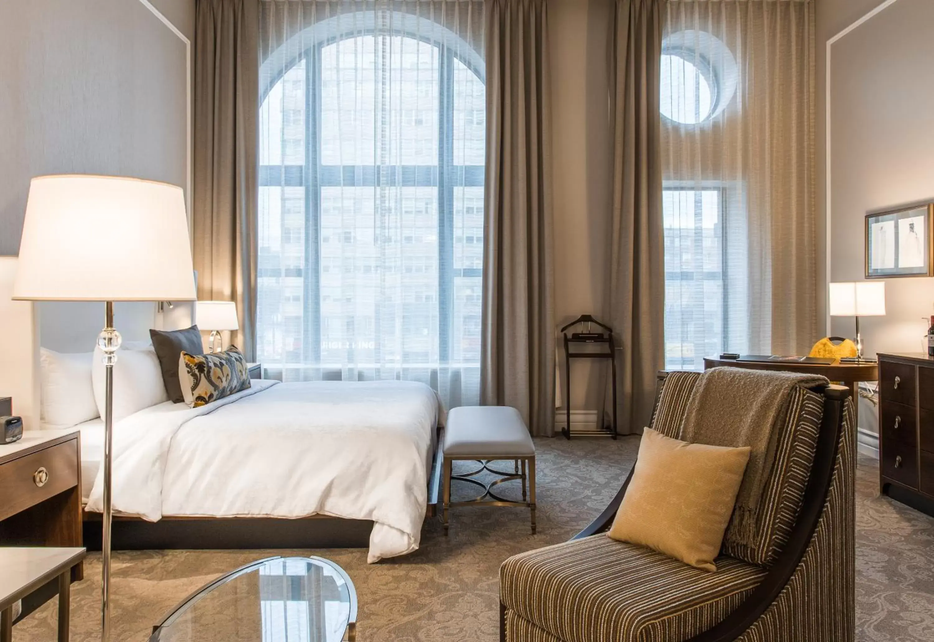 Grand Deluxe 1 King Bed City View in Hôtel Birks Montréal Grand Deluxe 1 King Bed City View in Hôtel Birks Montréal