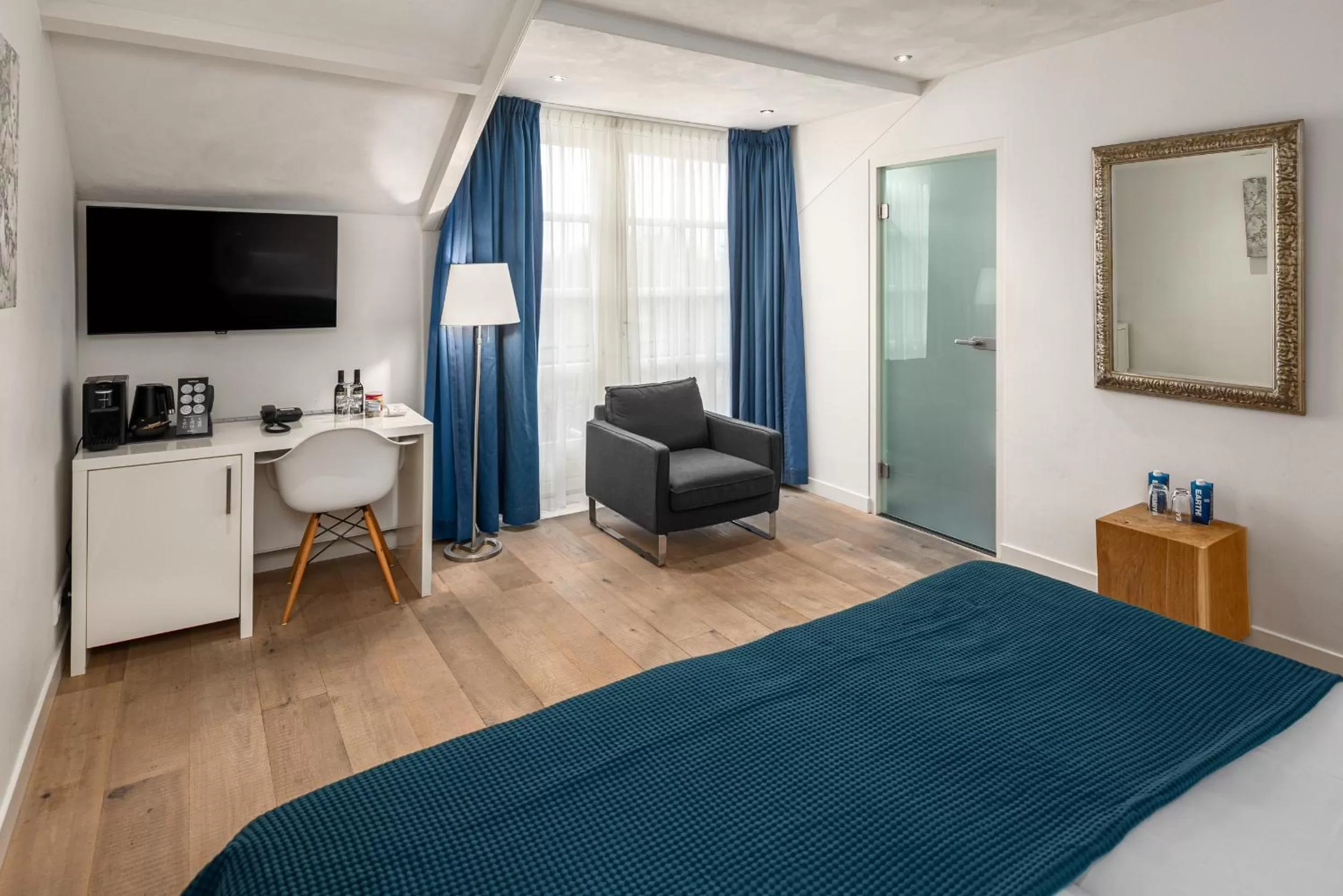 Bedroom, TV/Entertainment Center in Strandhotel Domburg