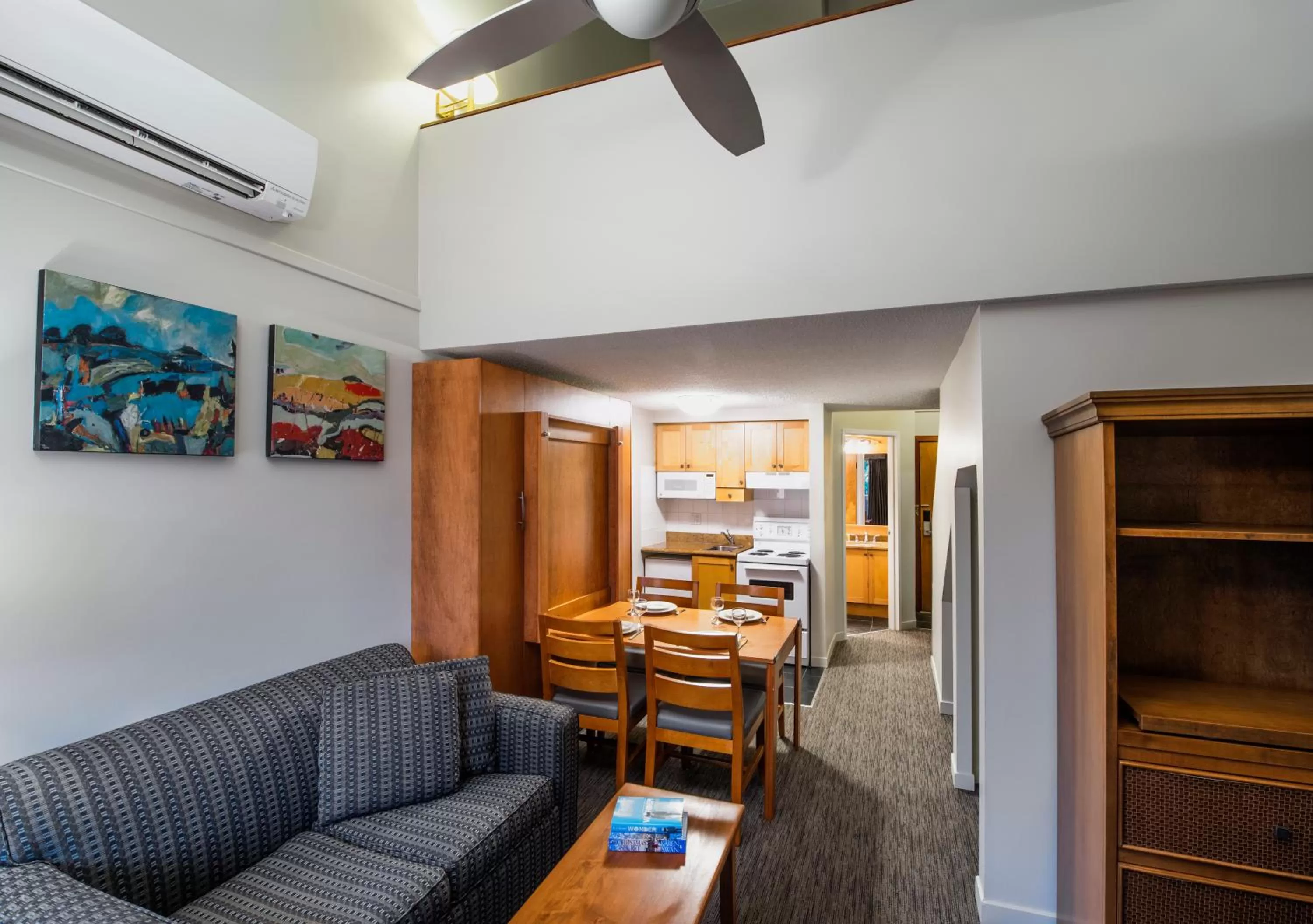 TV and multimedia in Whistler Village Inn & Suites