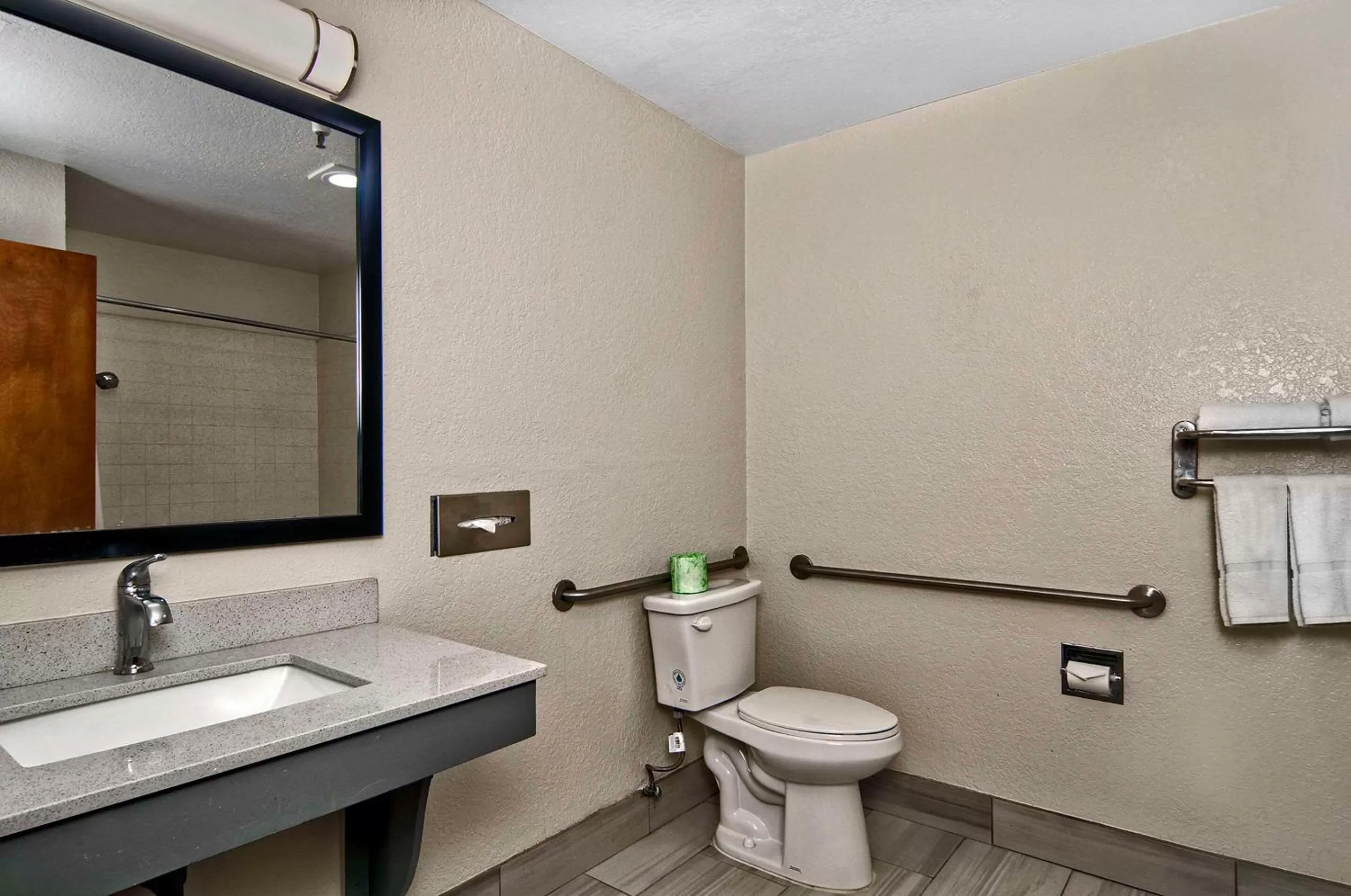 Bedroom in Quality Inn & Suites South San Jose - Morgan Hill