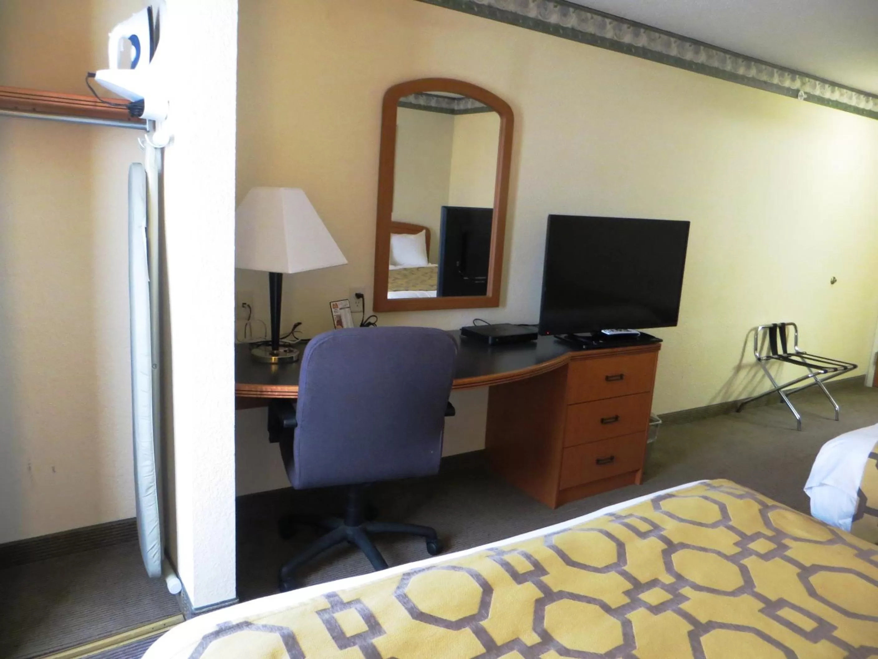 TV and multimedia, Bed in Baymont by Wyndham Fort Wayne