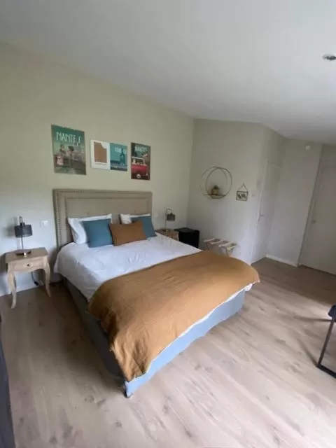 Bedroom, Bed in Le Temps des Hôtes