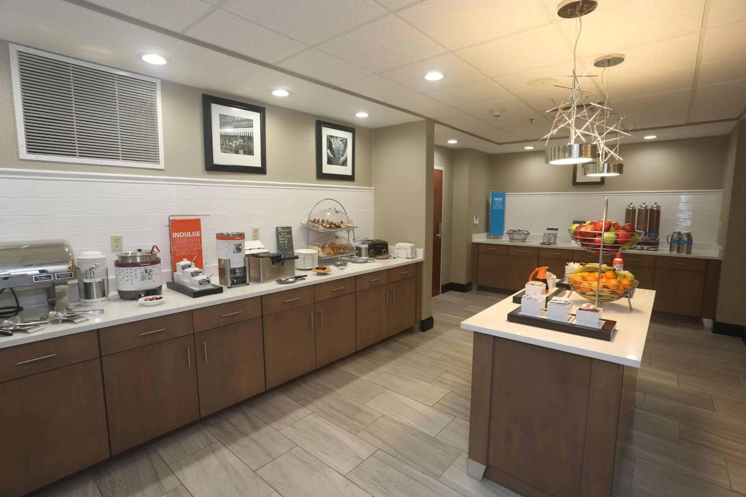 Dining area in Hampton Inn Owego