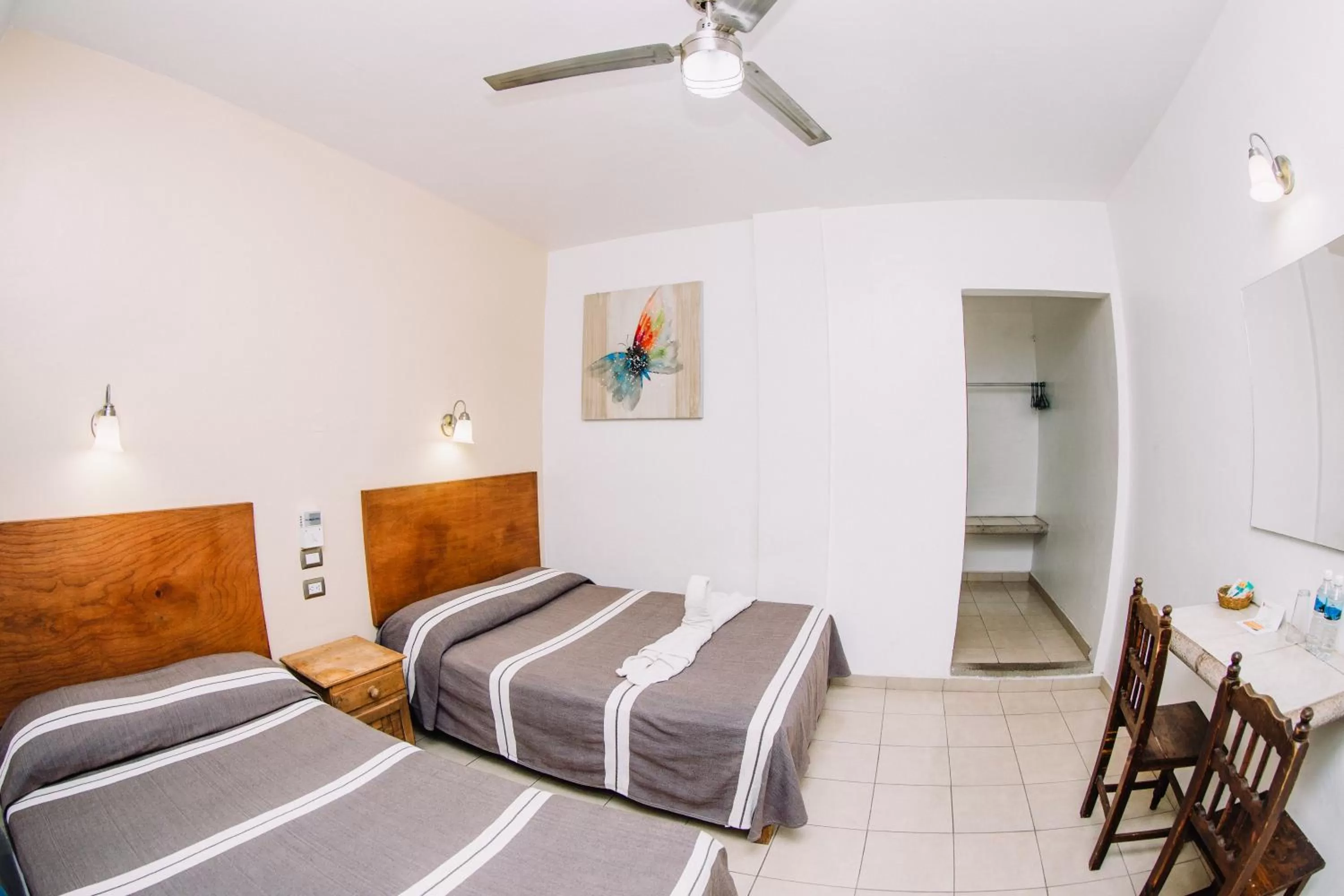 Photo of the whole room, Bed in Hotel Cervantino