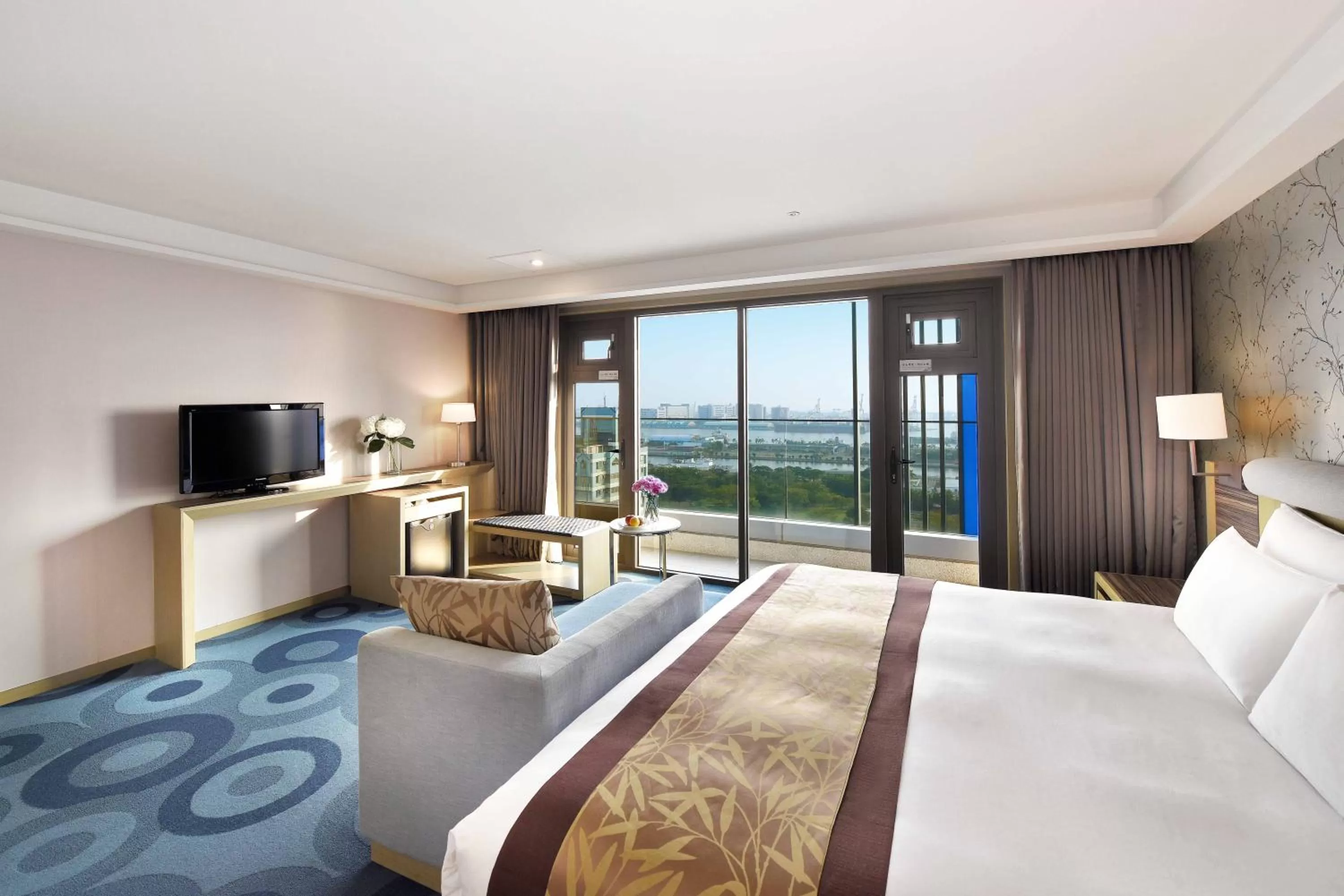 Photo of the whole room, Bed in Fullon Hotel Kaohsiung