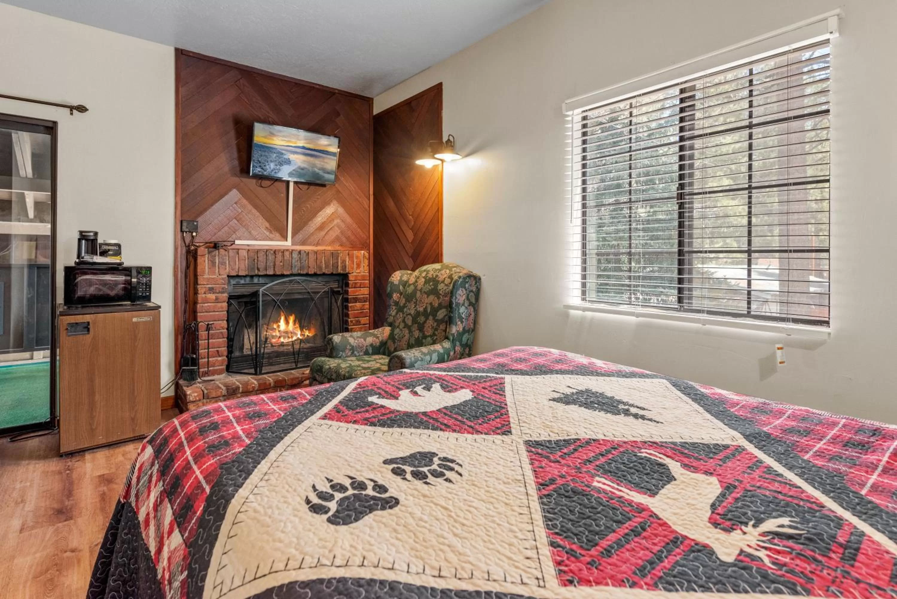 Photo of the whole room, Bed in Black Forest Lodge